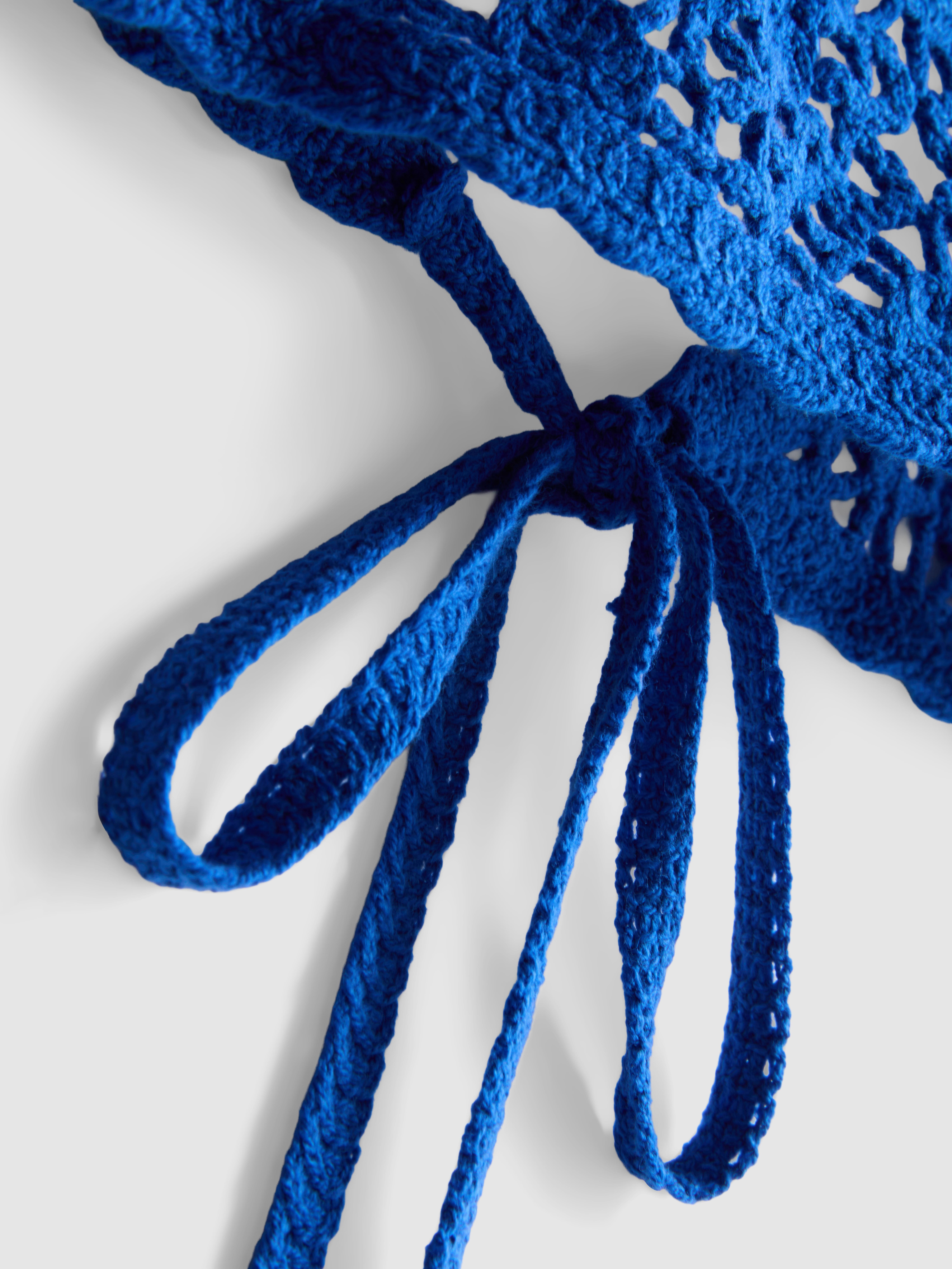 Camiseta de crochet con cuello halter
