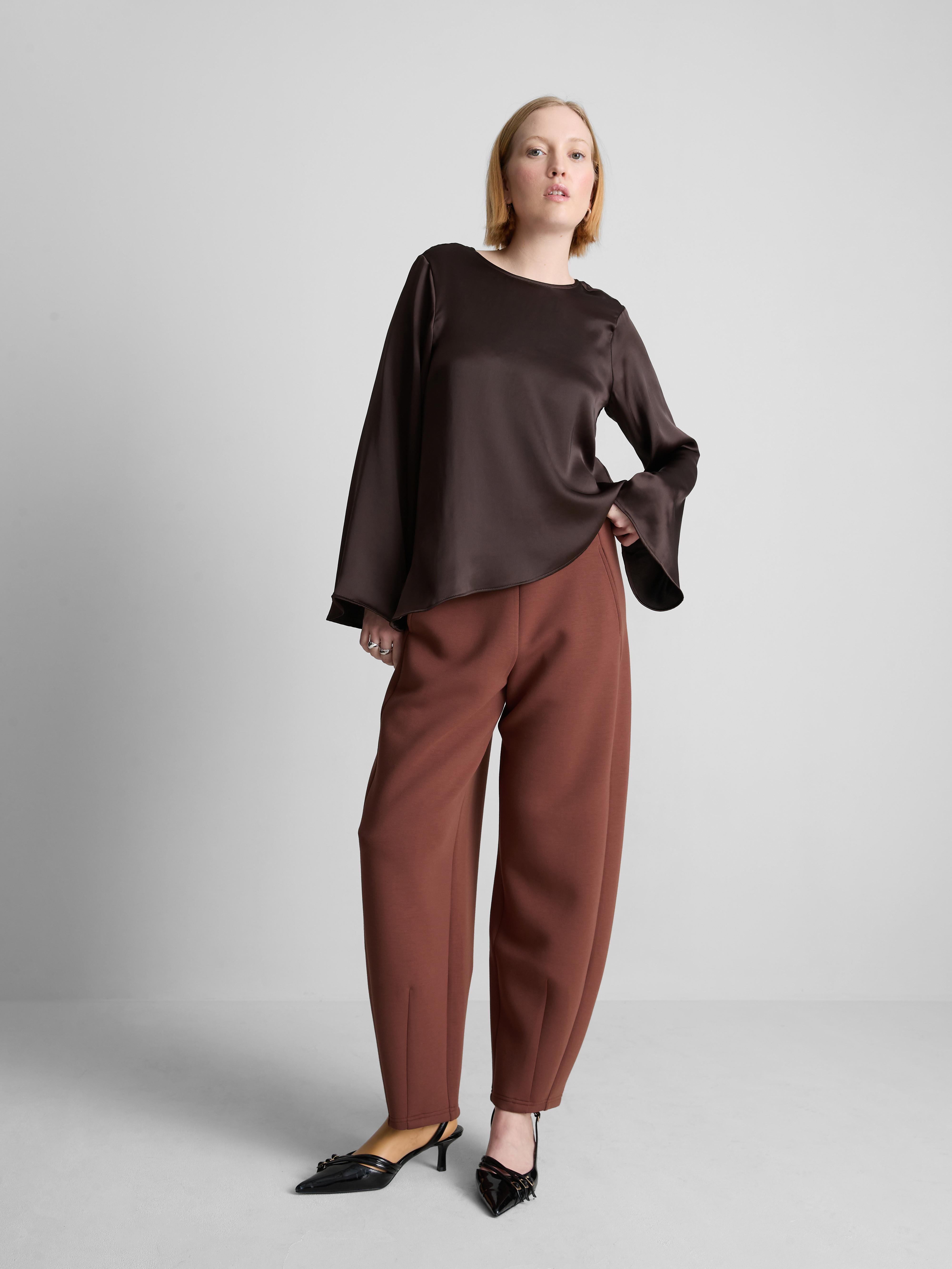 Saténová asymetrická blúzka s dlhým rukávom