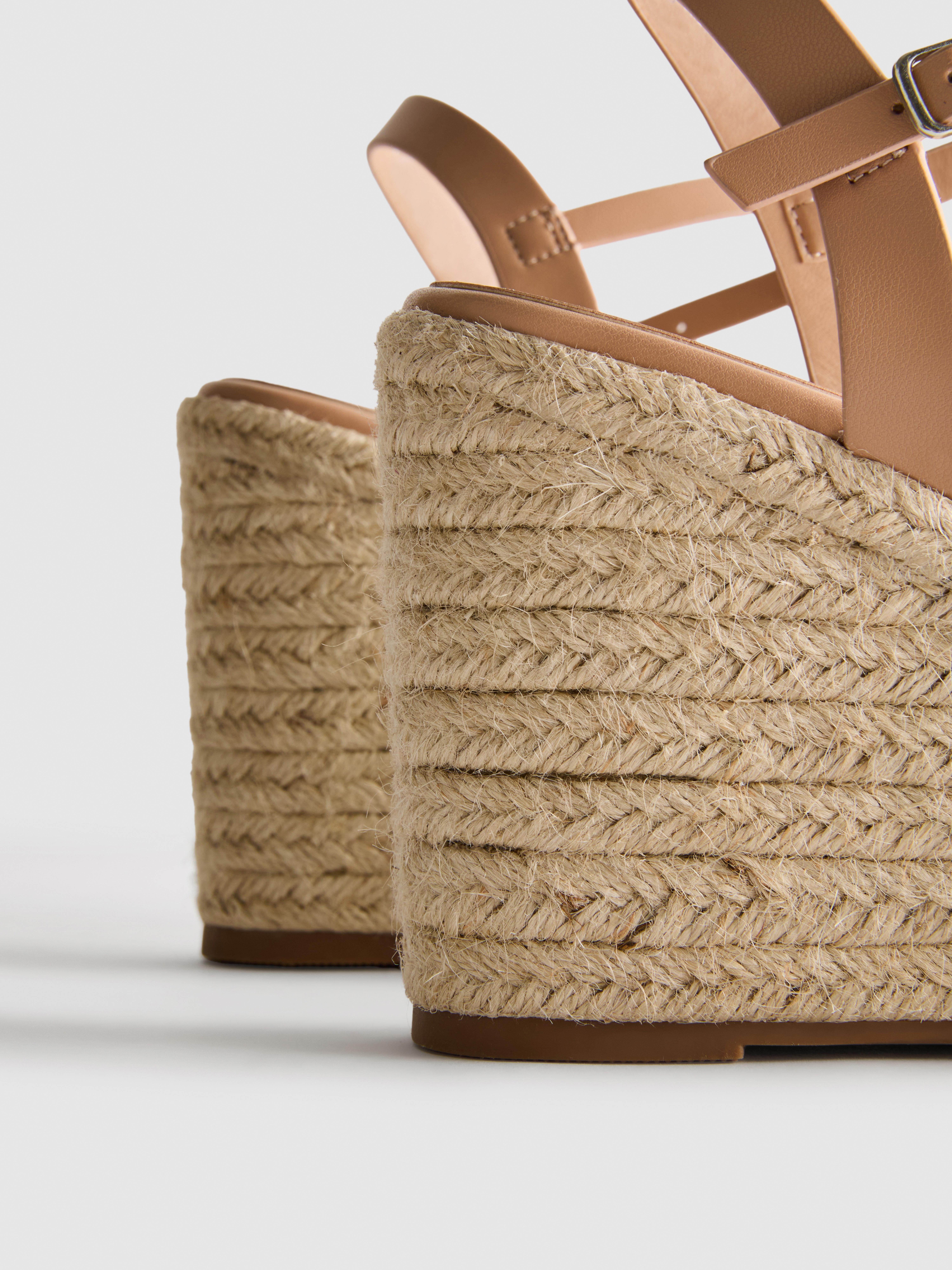 Verzierte Espadrilles mit Keilabsatz