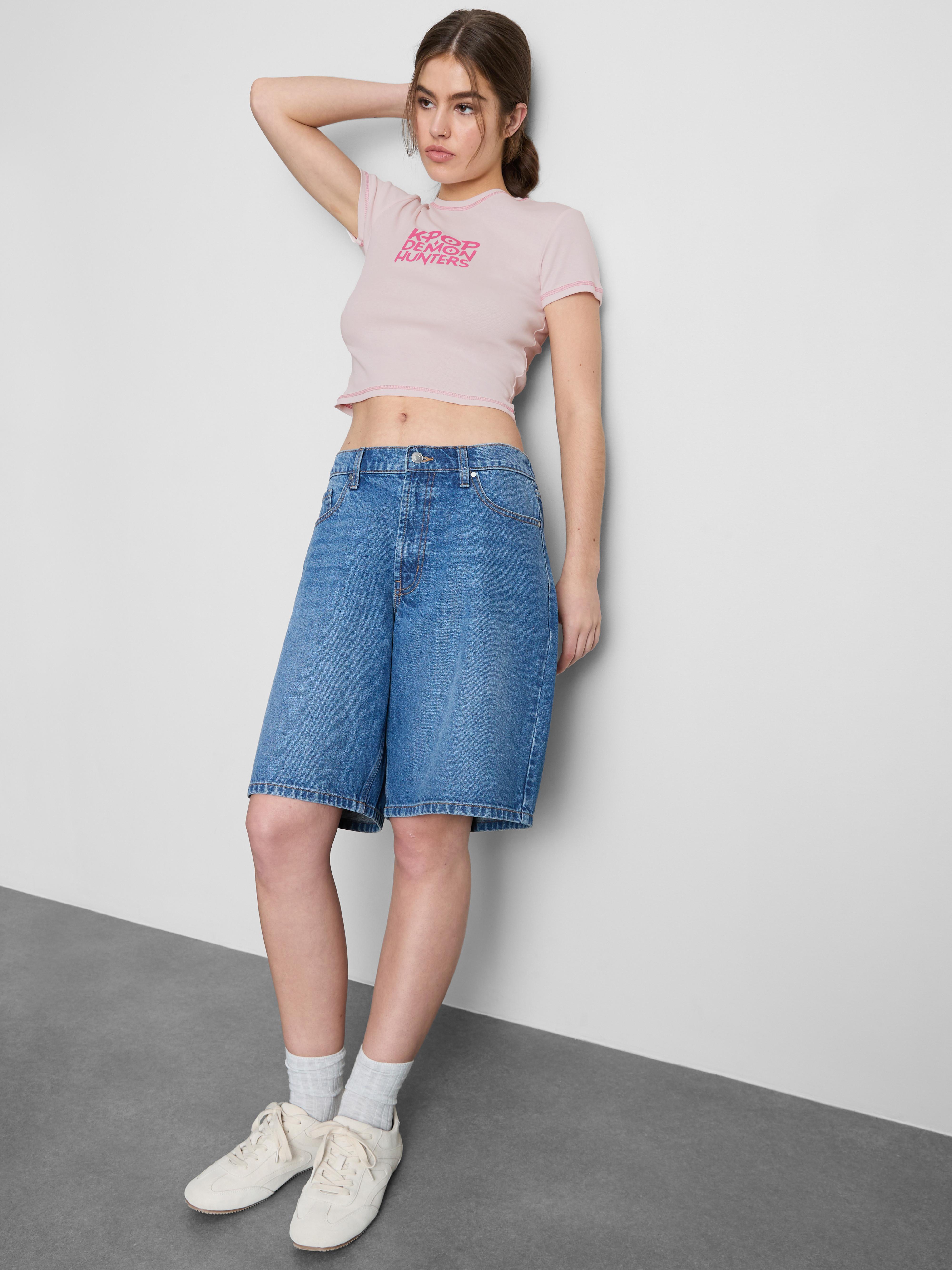 Krótki T-shirt ze wzorem K-popowych łowczyń demonów