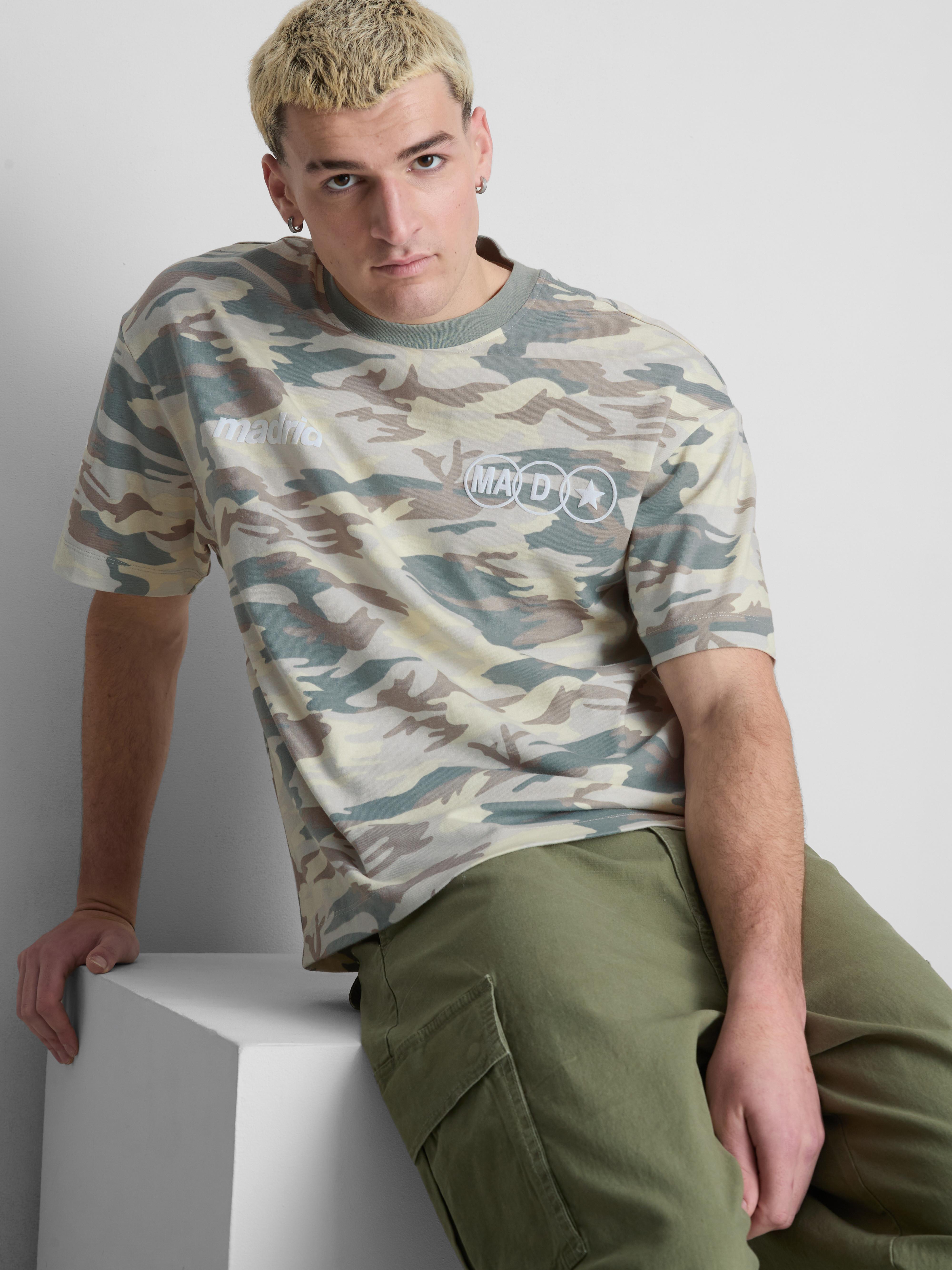 Camiseta con estampado de camuflaje