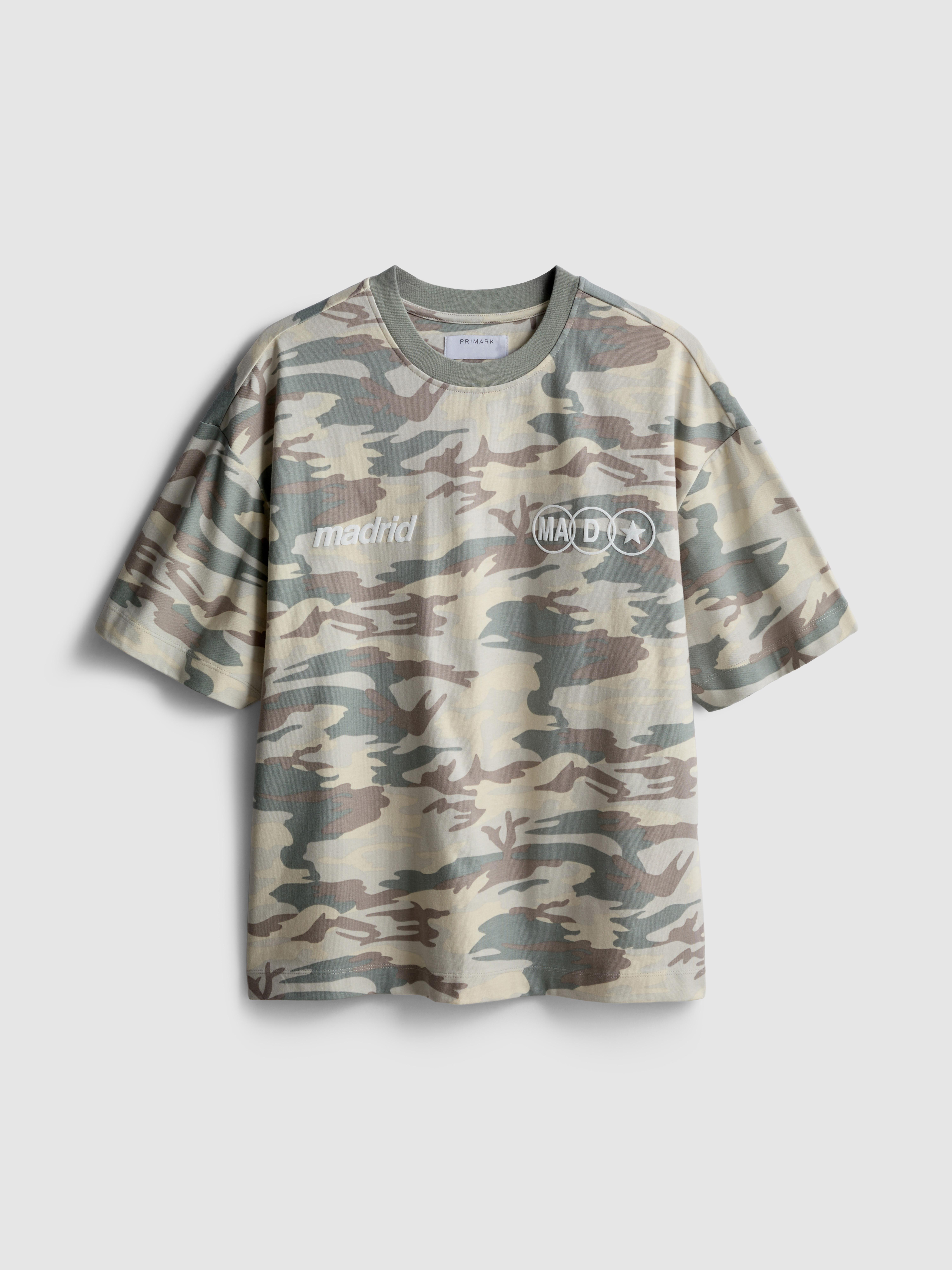 Camiseta con estampado de camuflaje