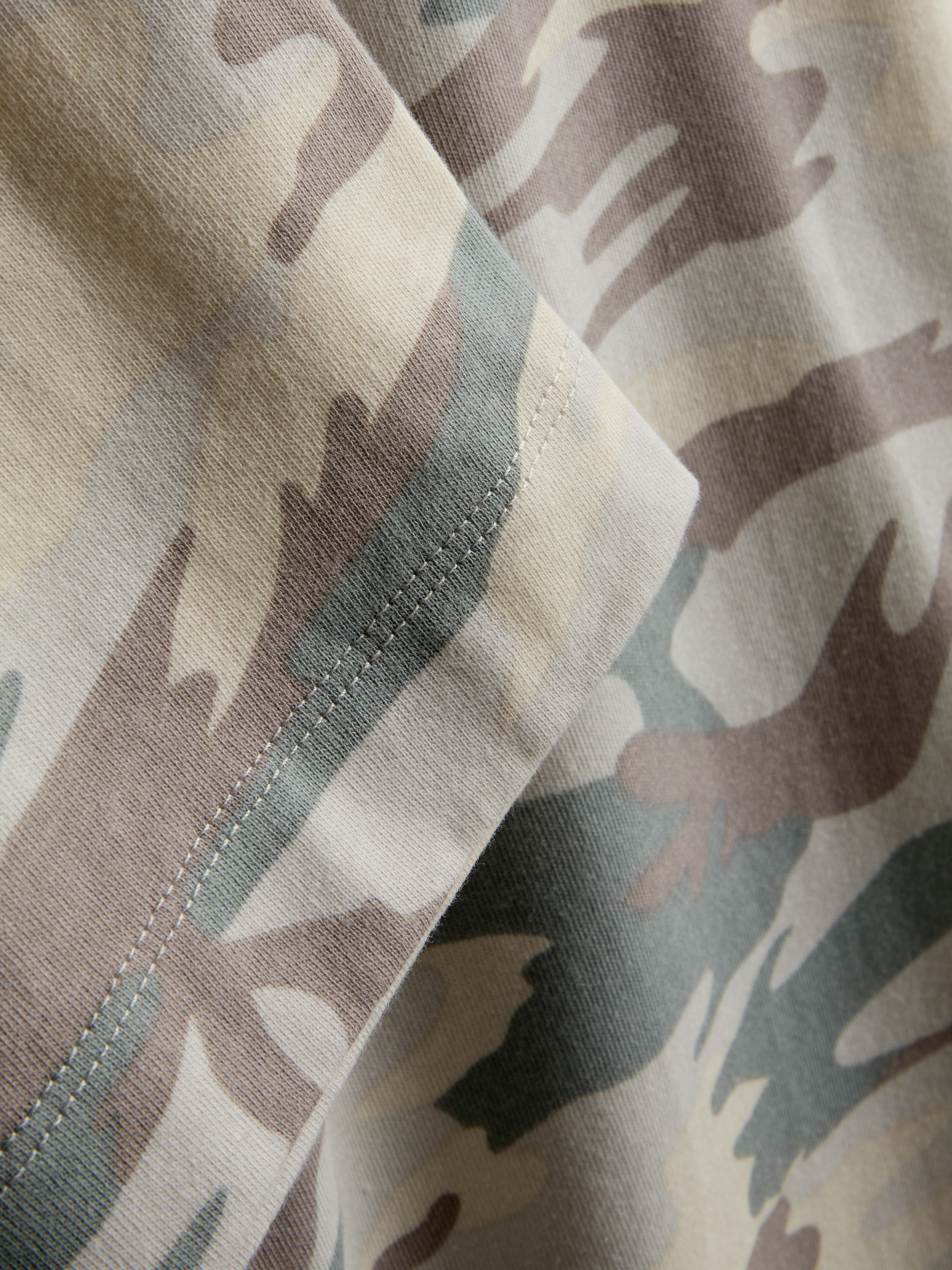 Camiseta con estampado de camuflaje