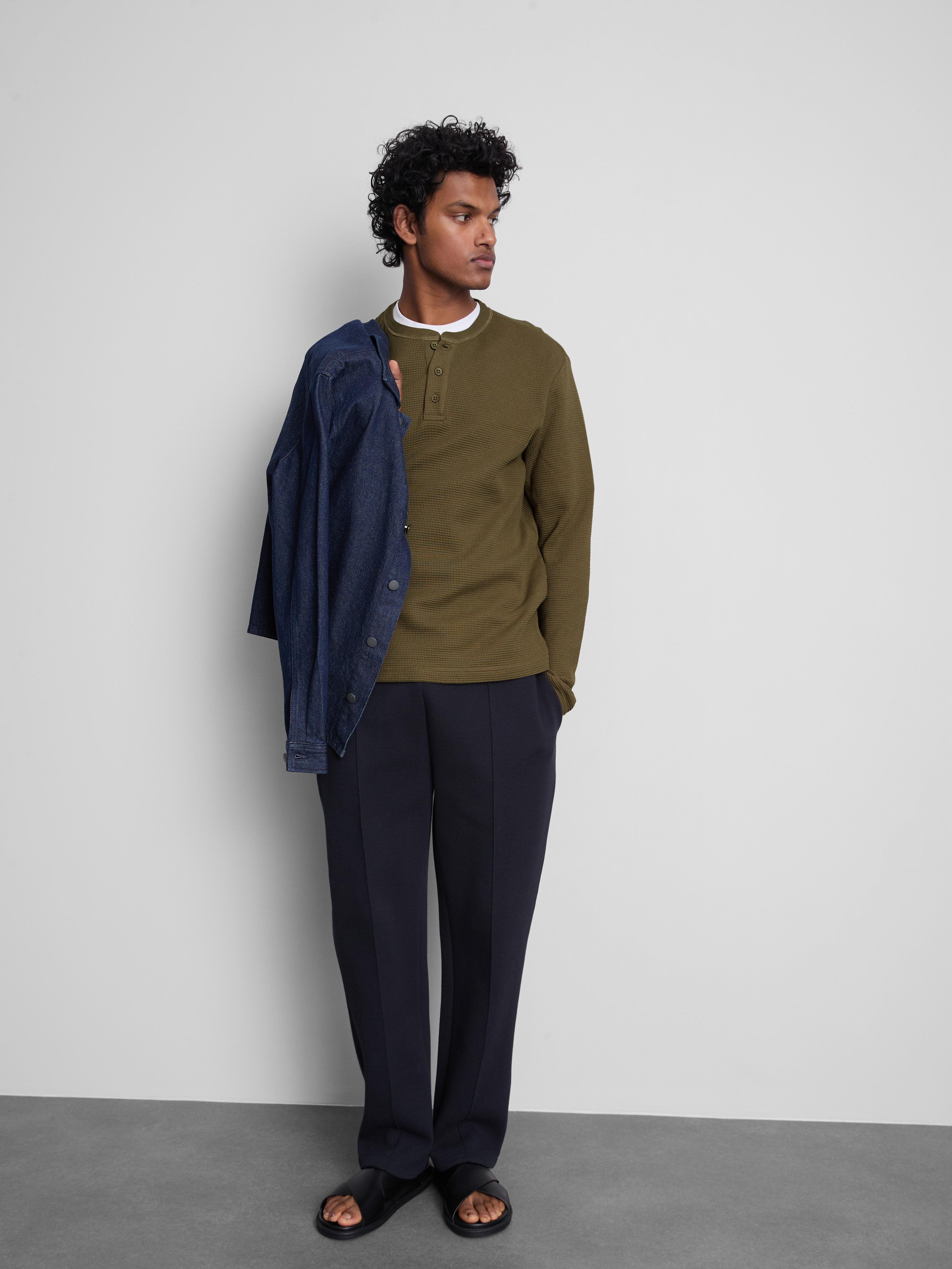 Camiseta con textura gofrada y cuello henley