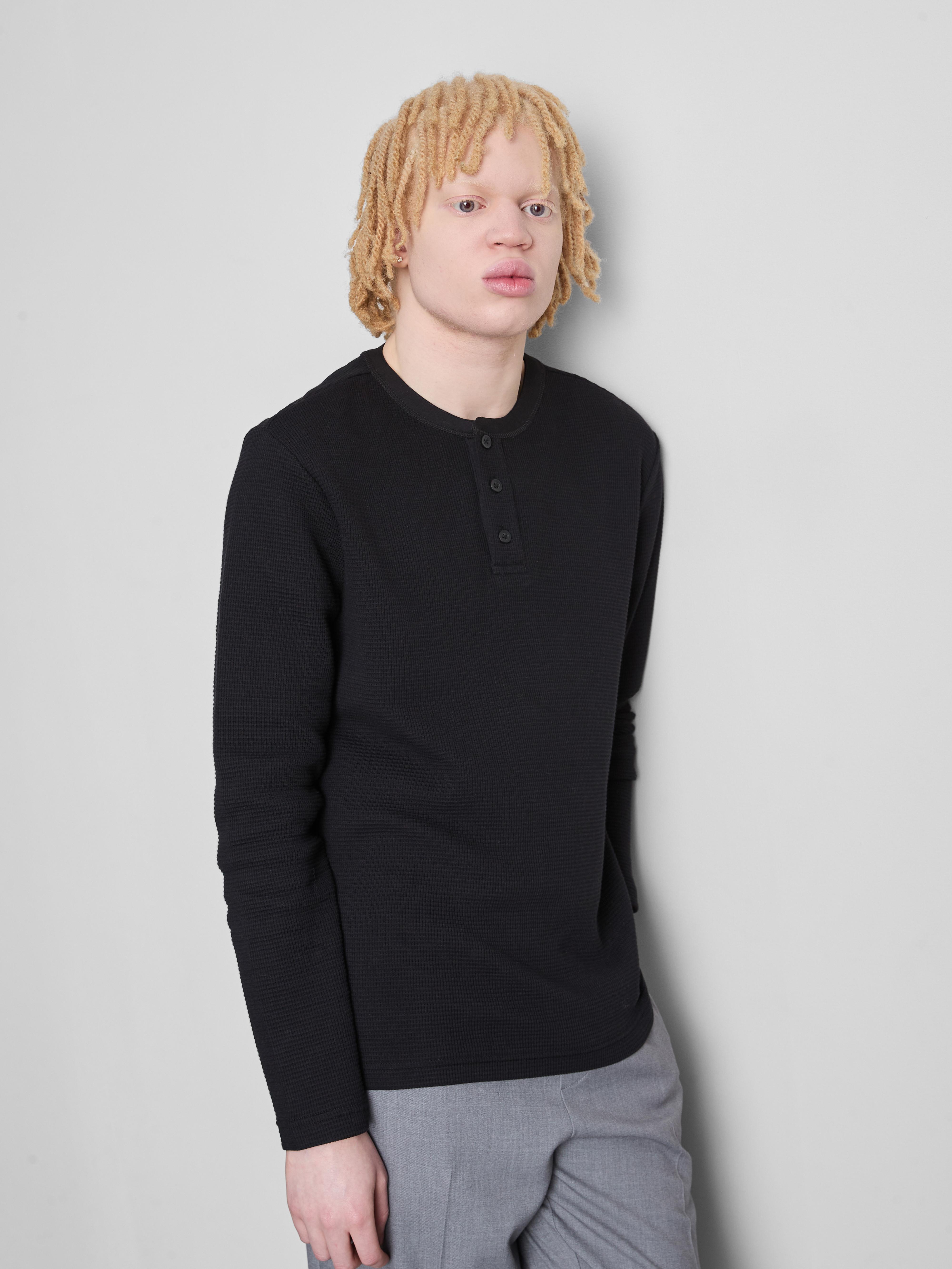 T-shirt z kołnierzykiem henley o waflowej fakturze