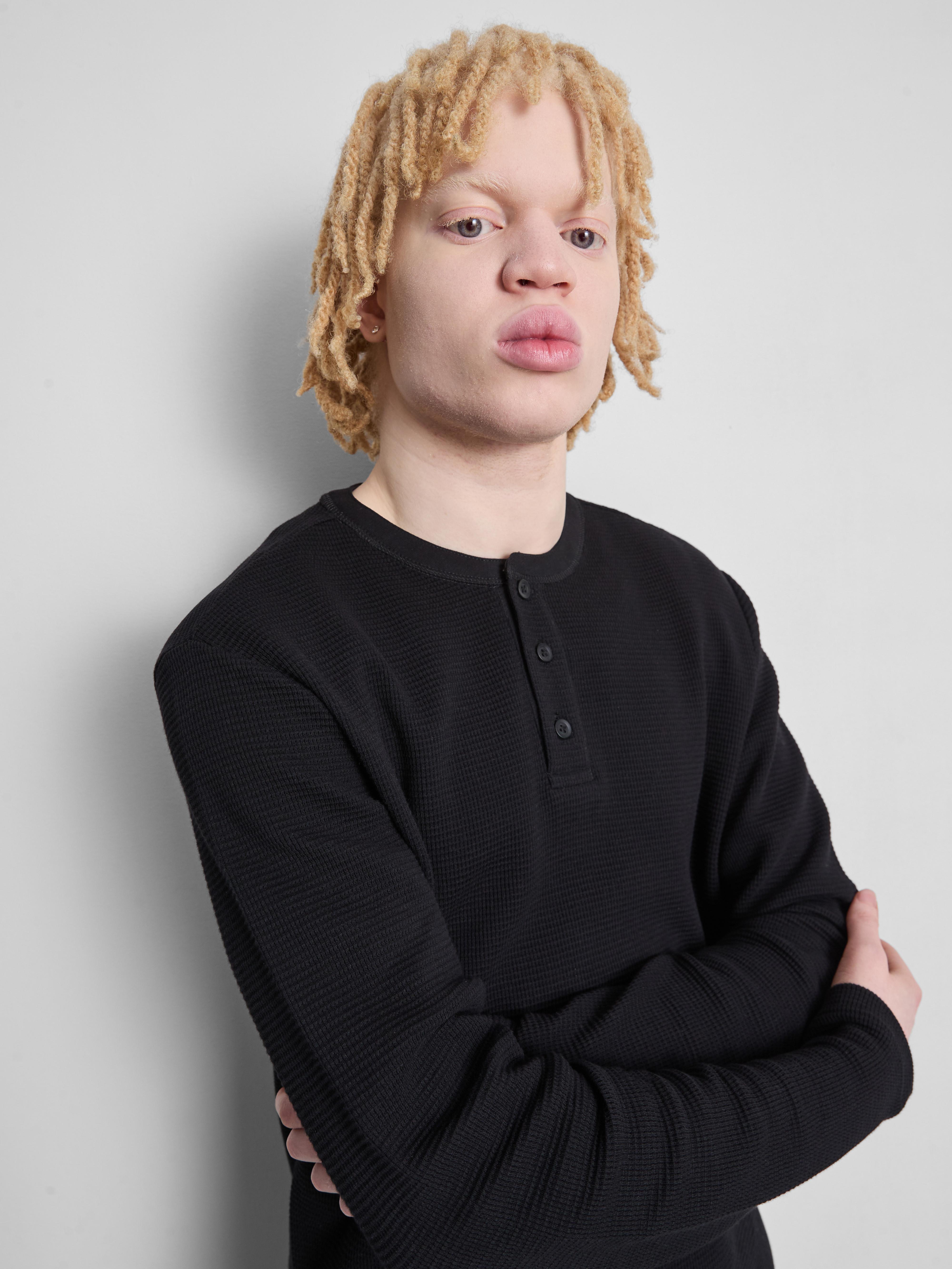 T-shirt z kołnierzykiem henley o waflowej fakturze