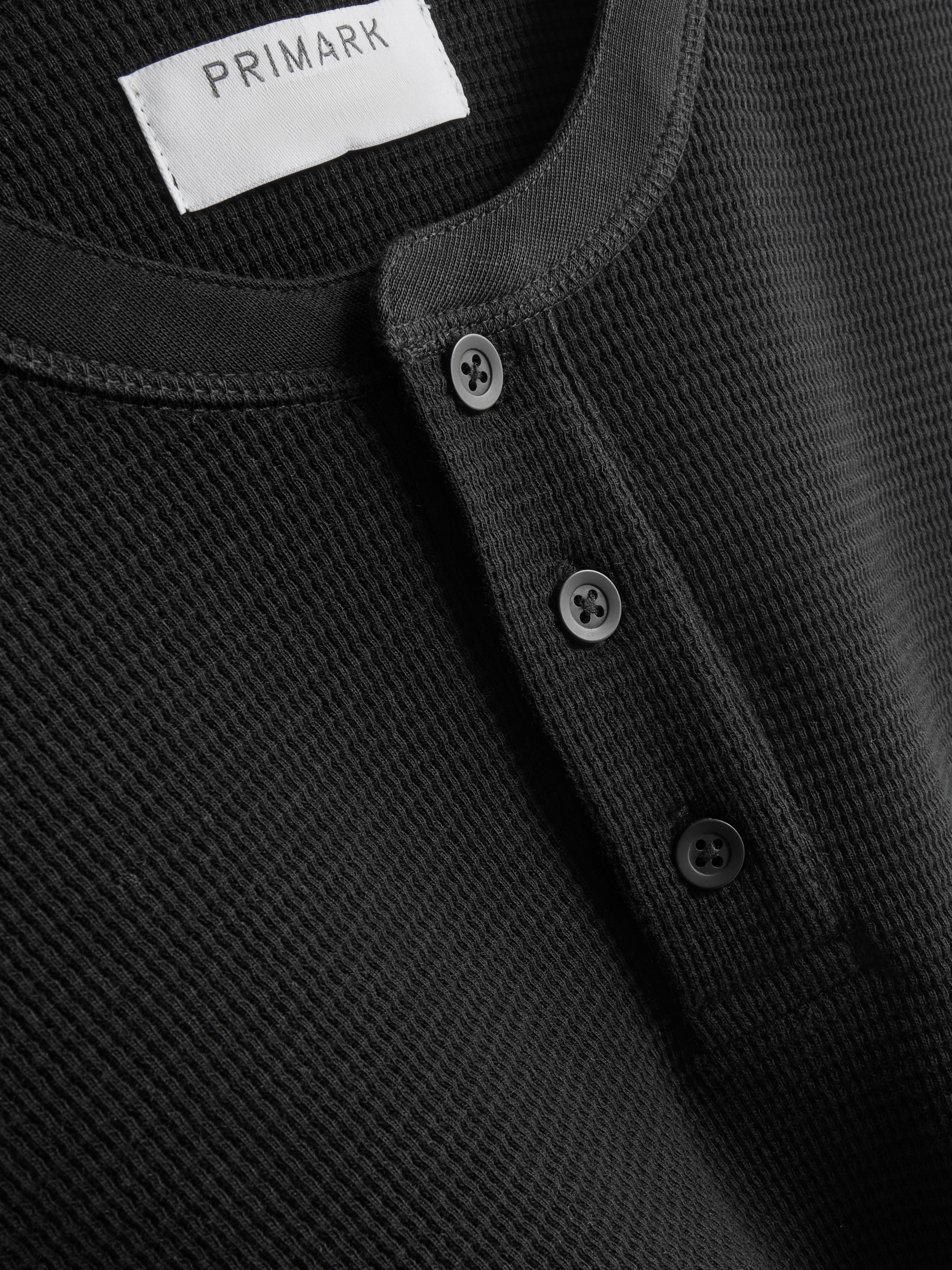 T-shirt z kołnierzykiem henley o waflowej fakturze