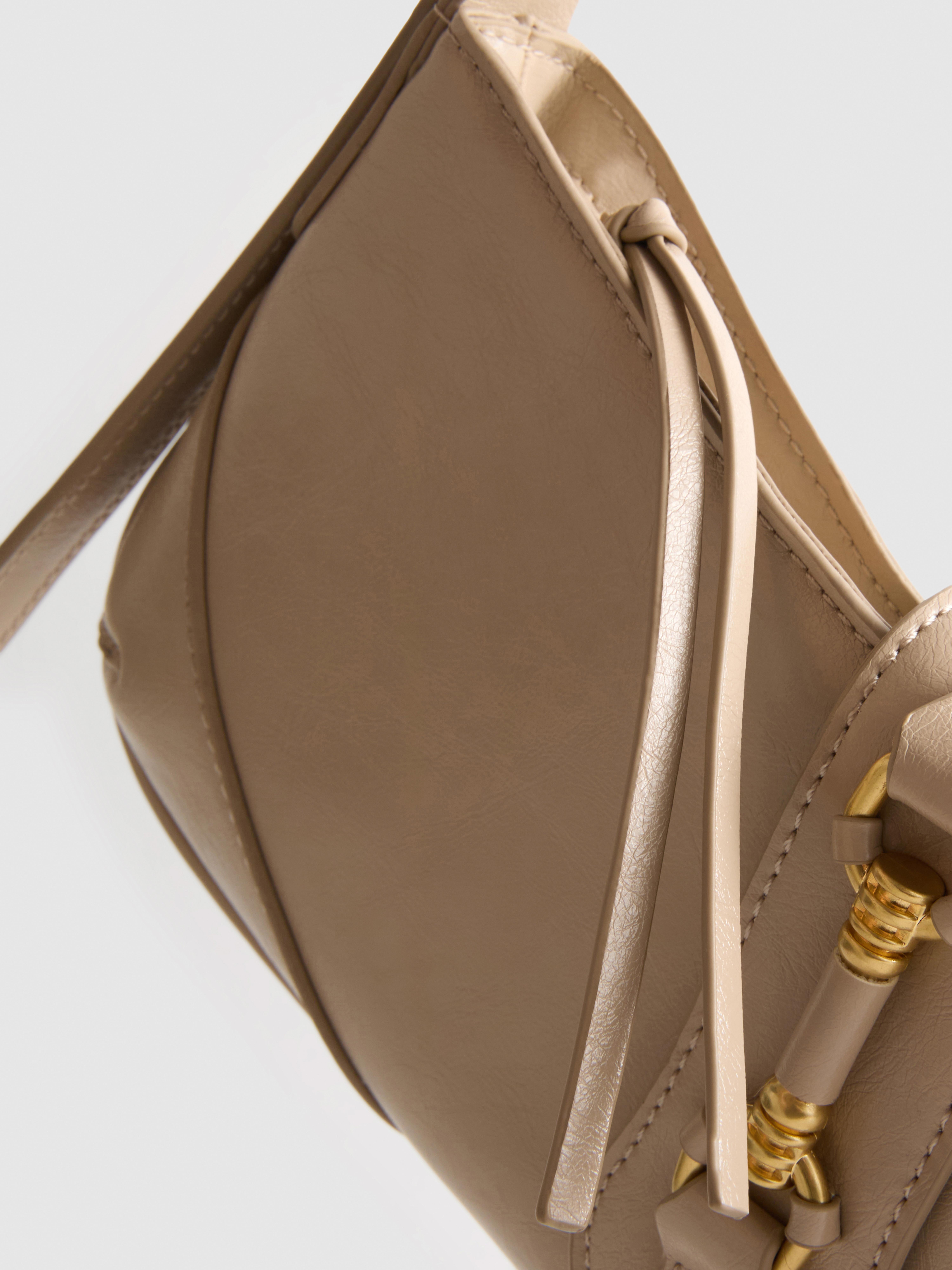 Sac bandoulière à finitions métallisées