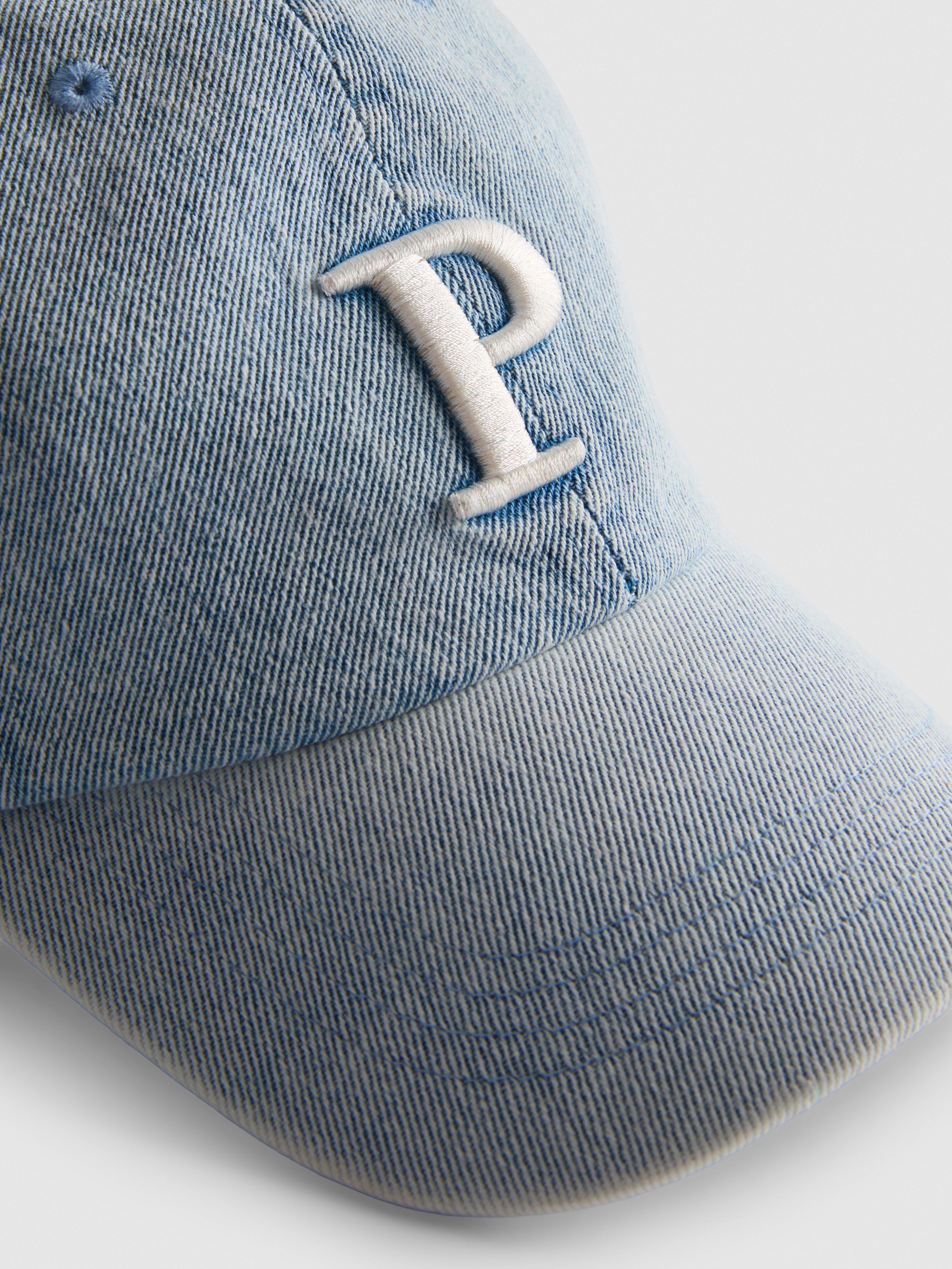 Gorra de denim con inicial