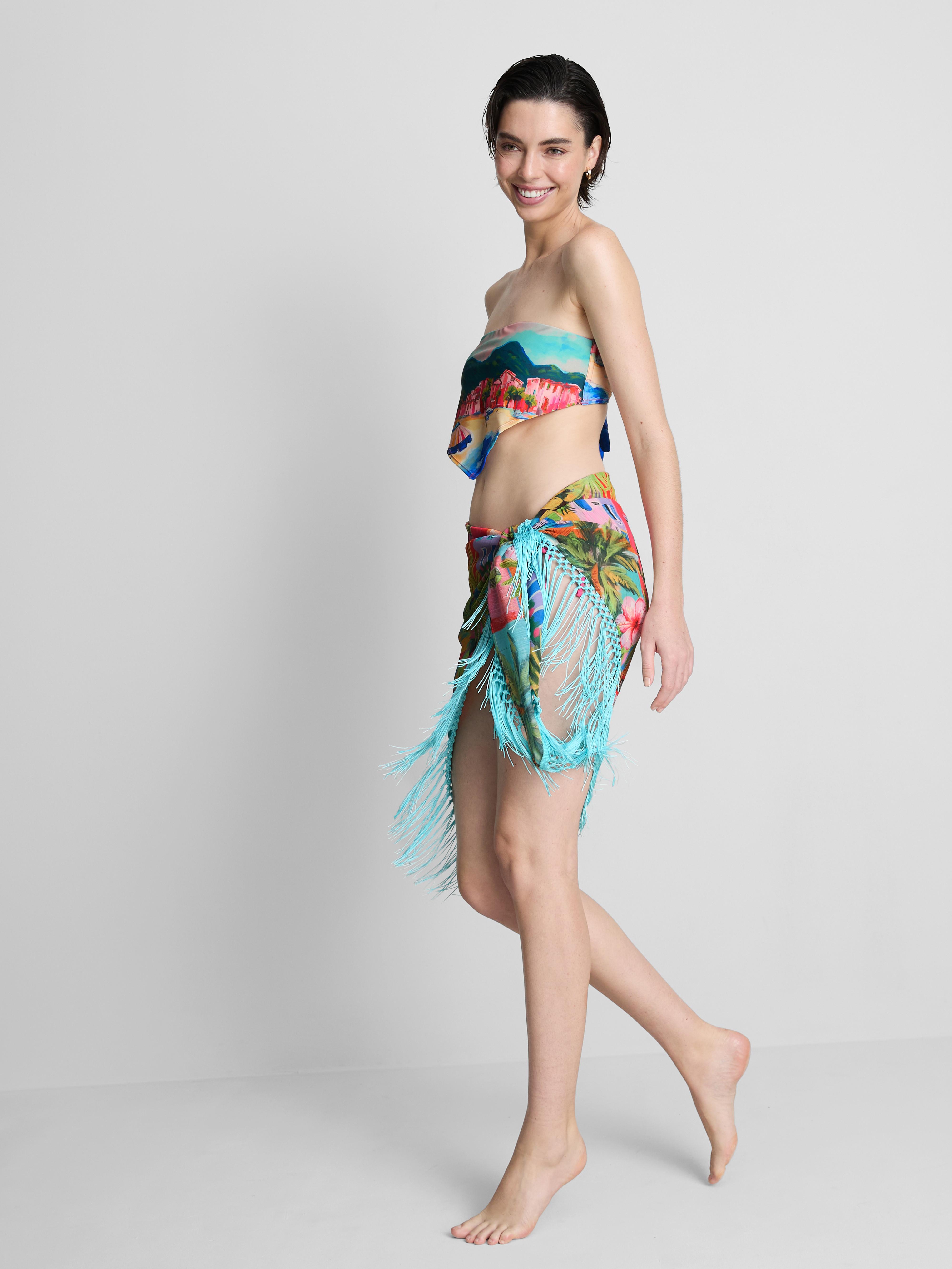 Pareo con flecos y estampados tropicales