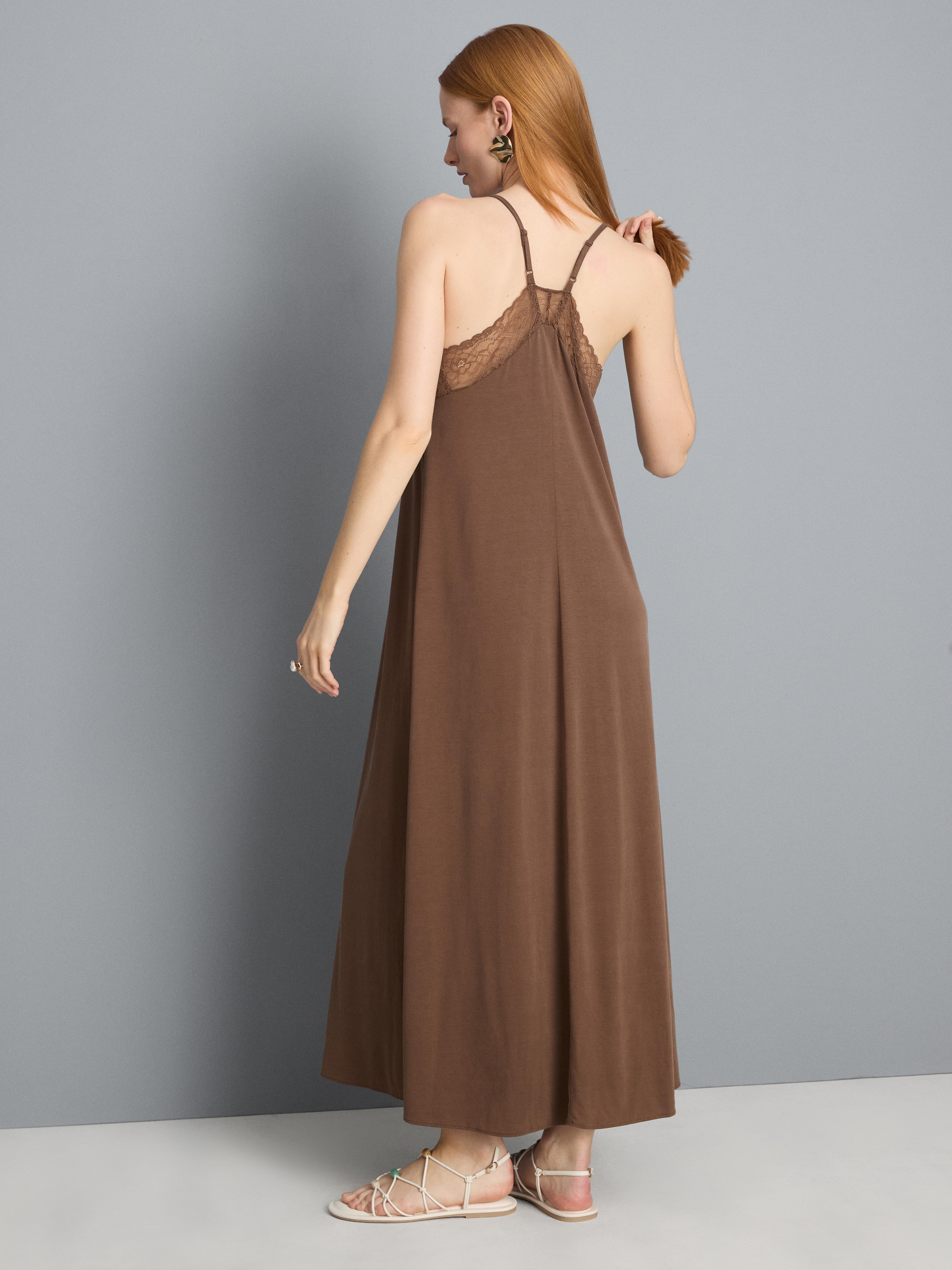 Vestido de tirantes midi de punto con encaje