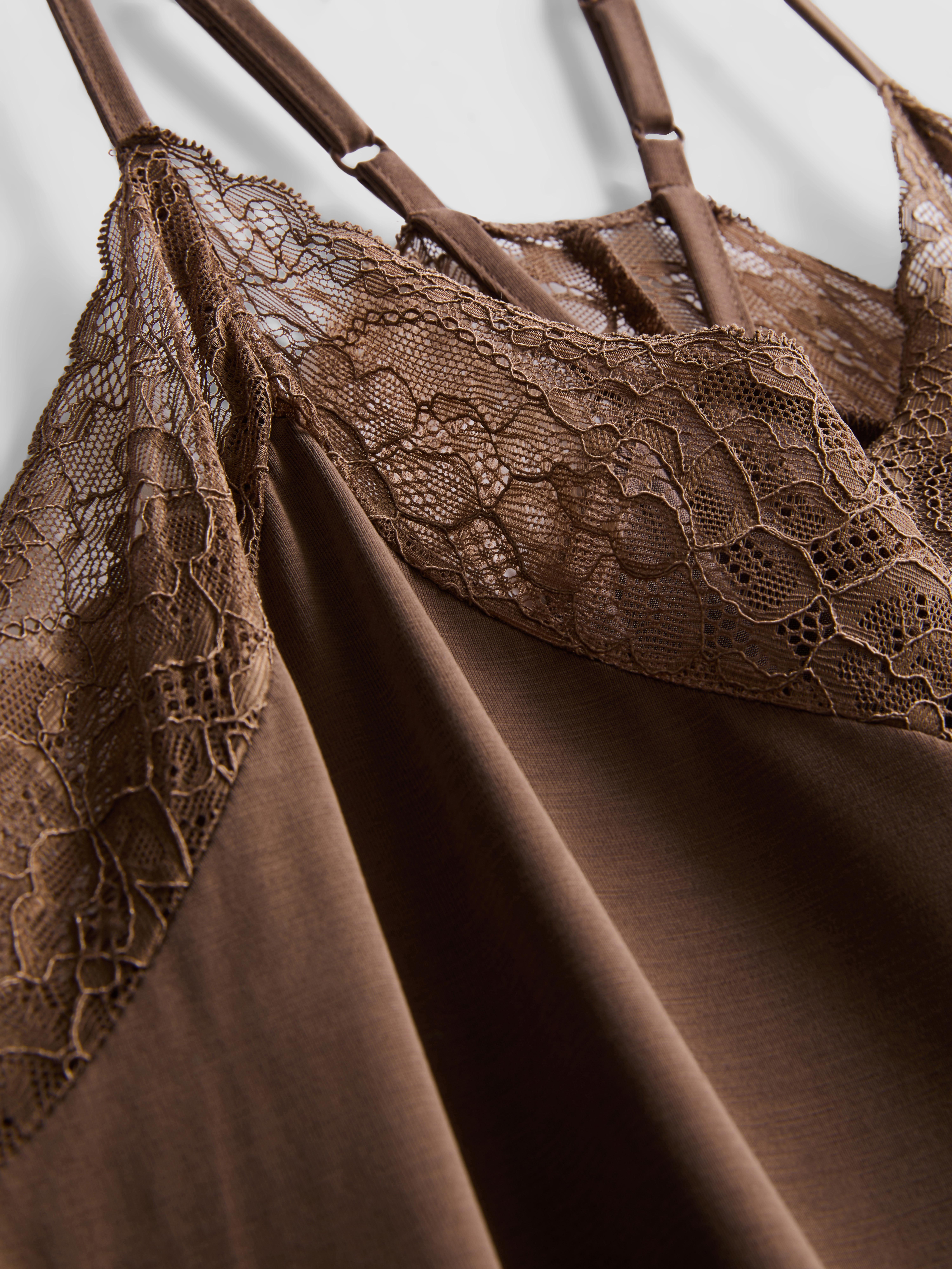 Vestido de tirantes midi de punto con encaje