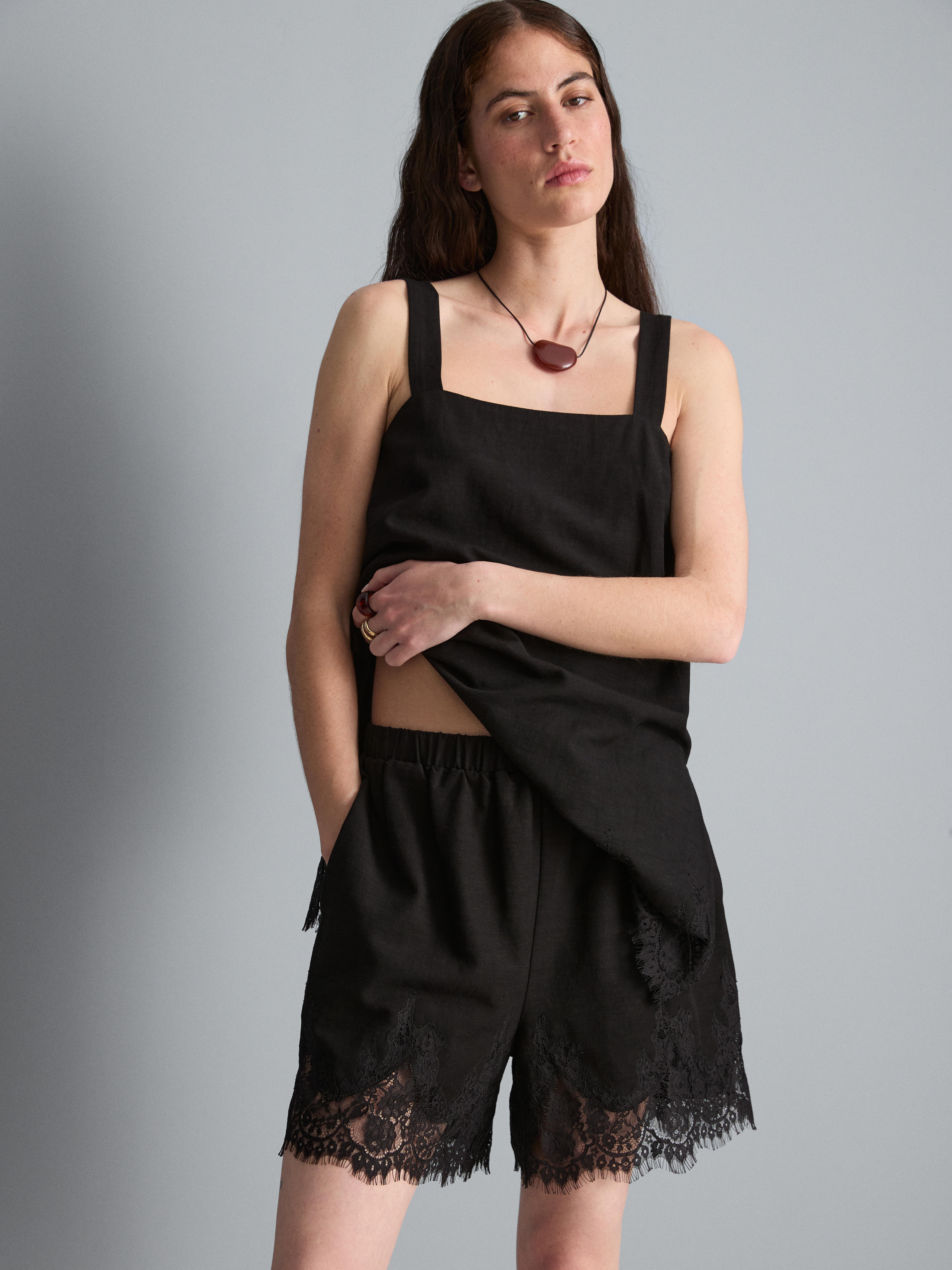 Pantalones cortos tejidos holgados con encaje