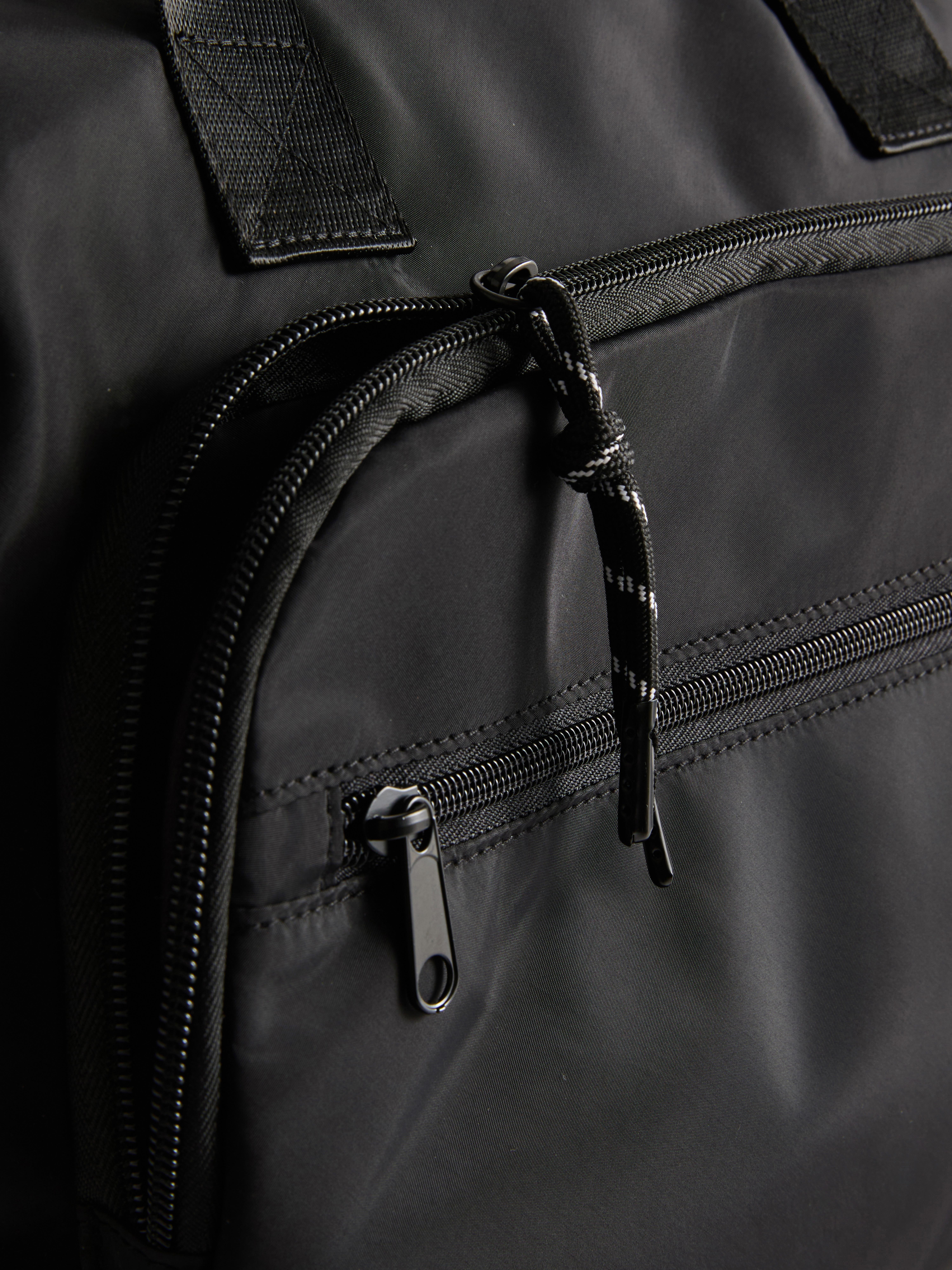 Reisetasche mit mehreren Reißverschlussfächern