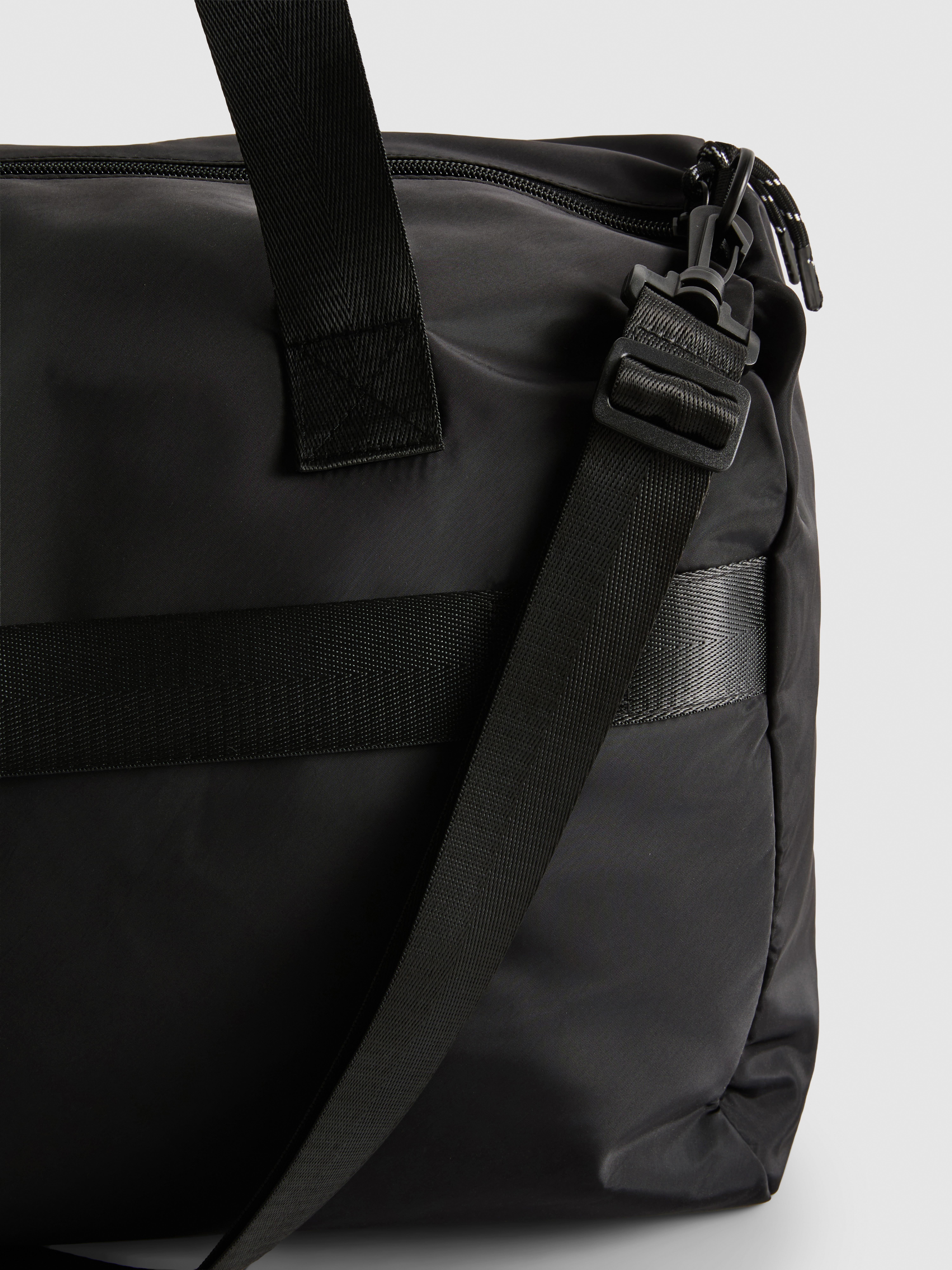Reisetasche mit mehreren Reißverschlussfächern