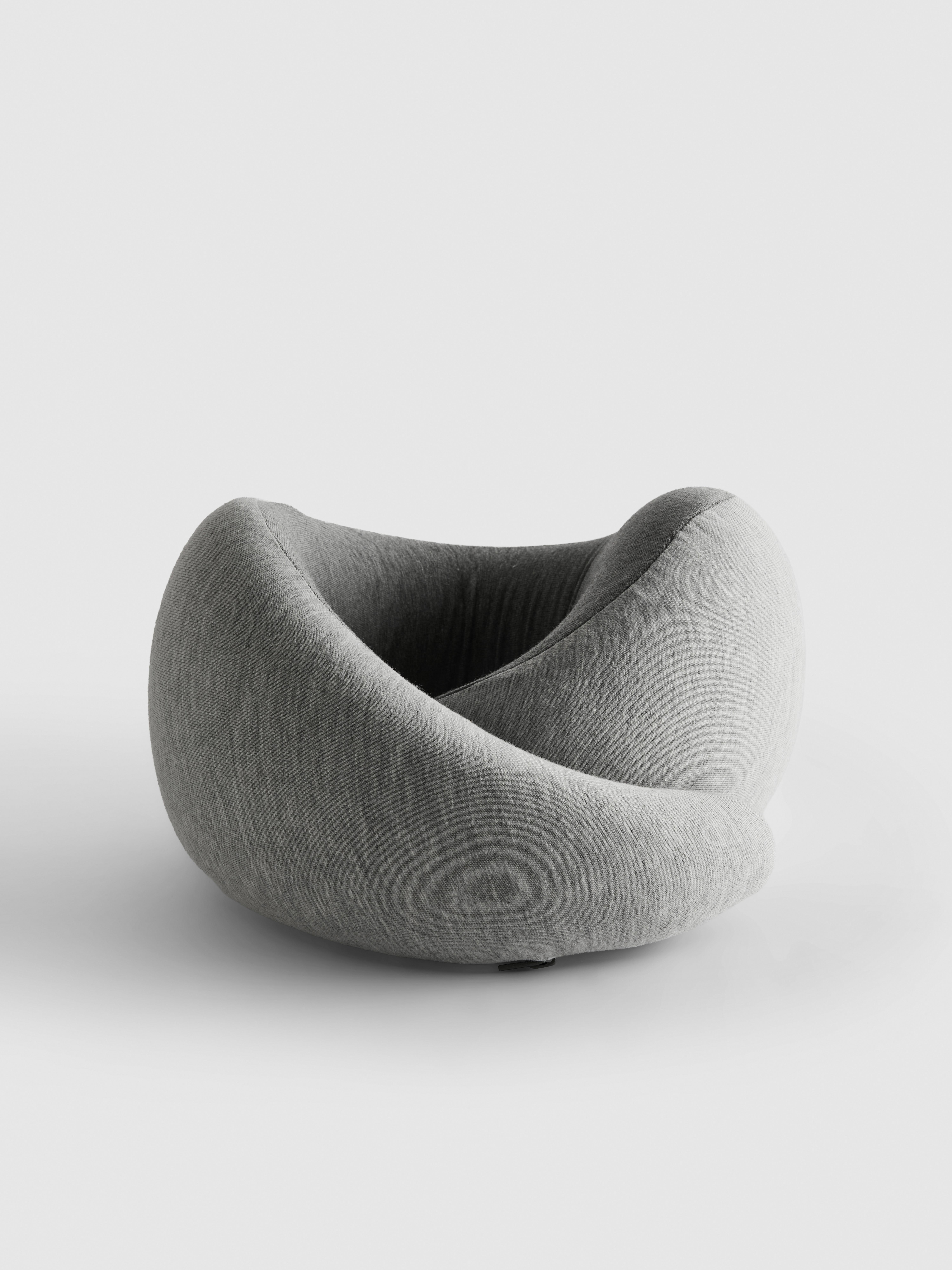 Coussin de voyage enveloppant gris chiné