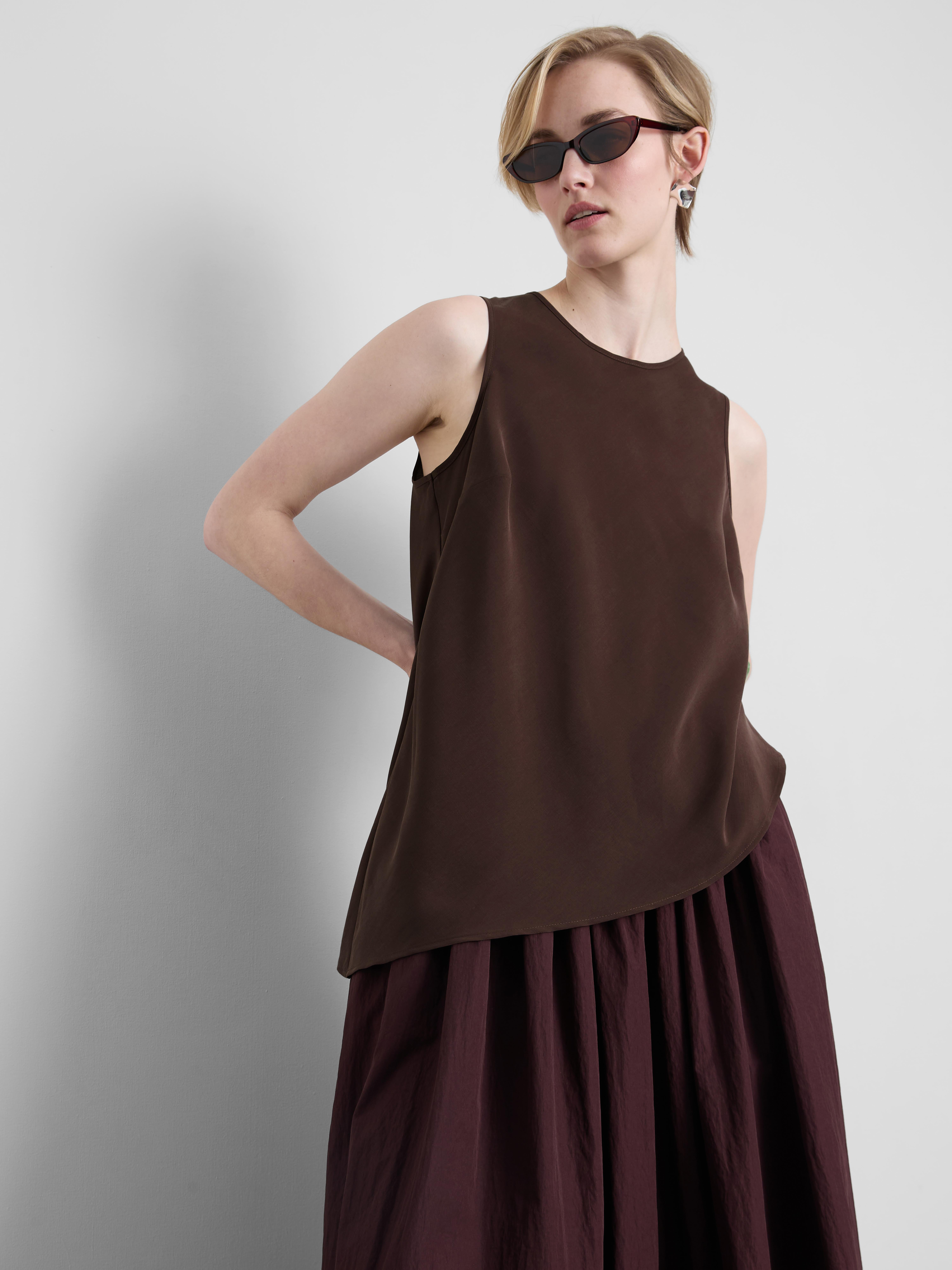 Soepelvallende top met asymmetrische zoom