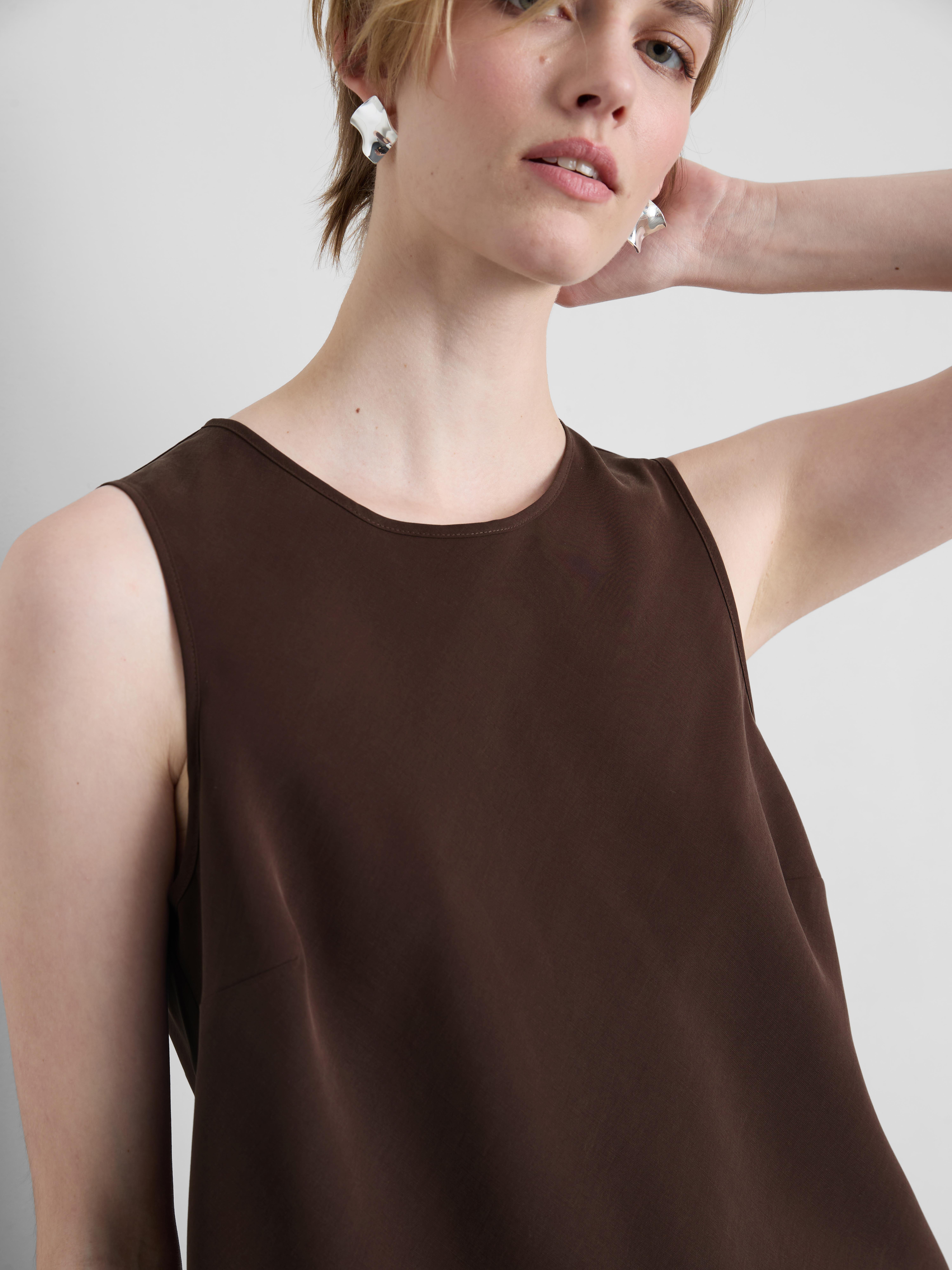 Soepelvallende top met asymmetrische zoom