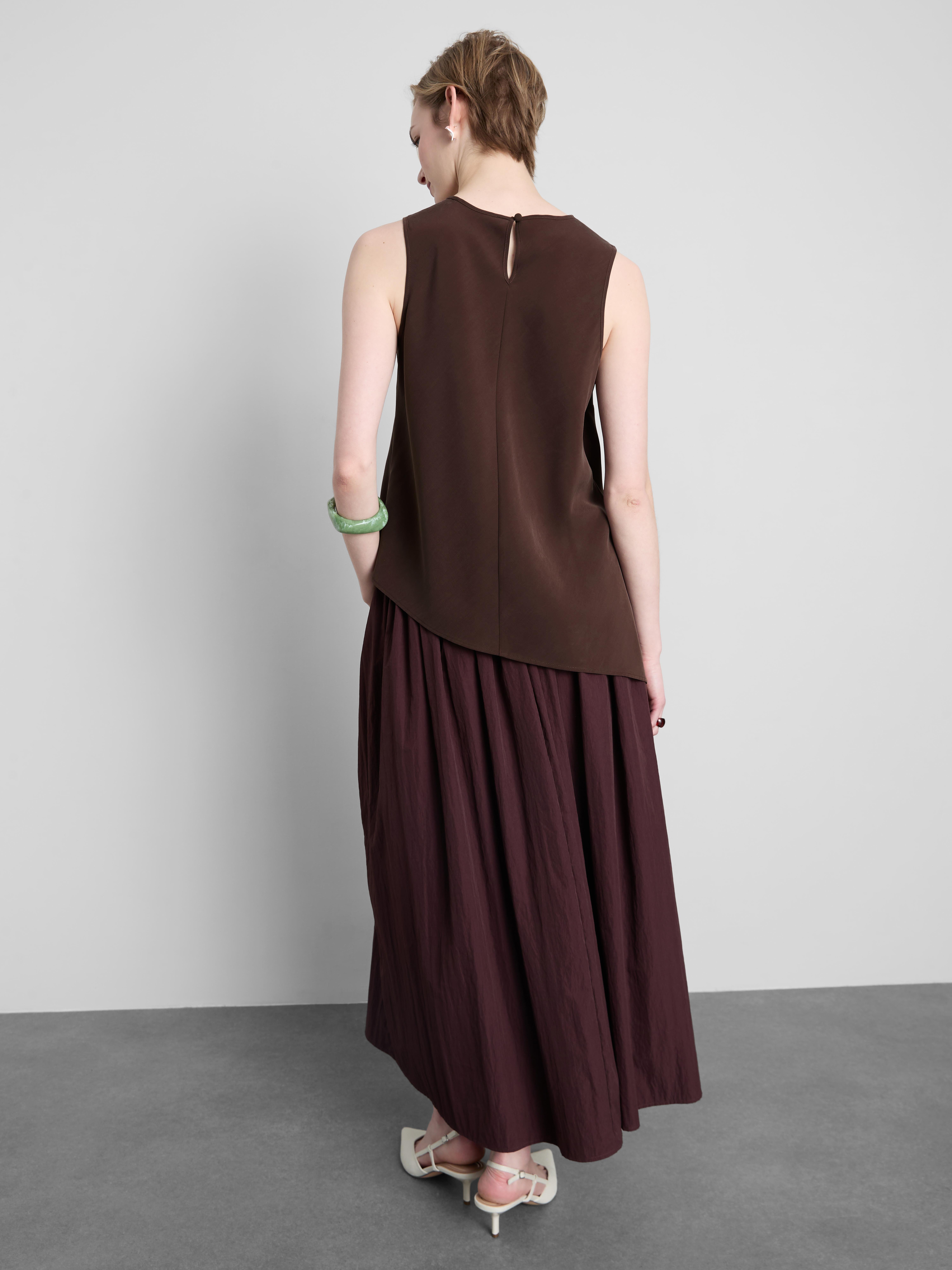 Soepelvallende top met asymmetrische zoom