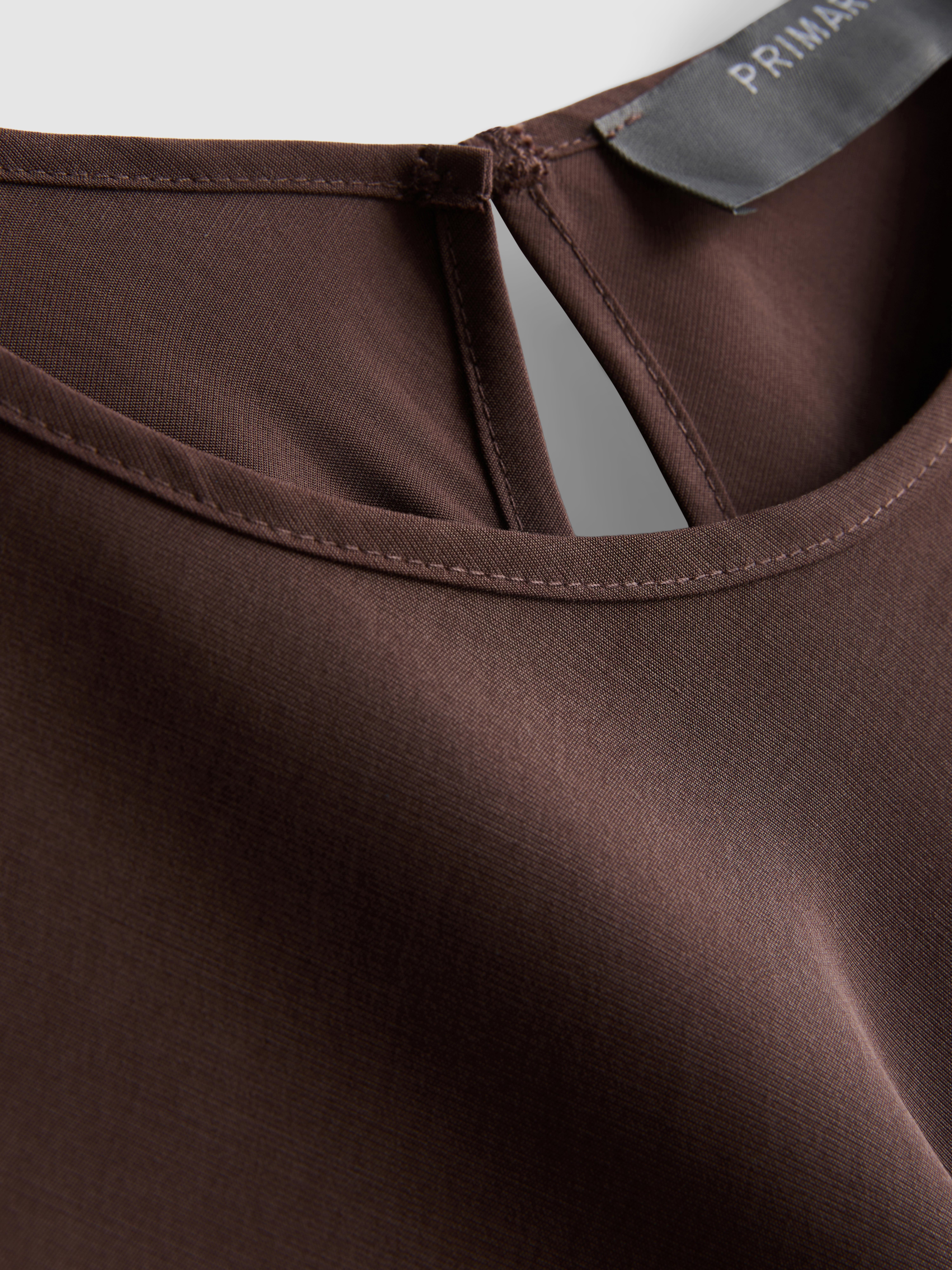 Soepelvallende top met asymmetrische zoom