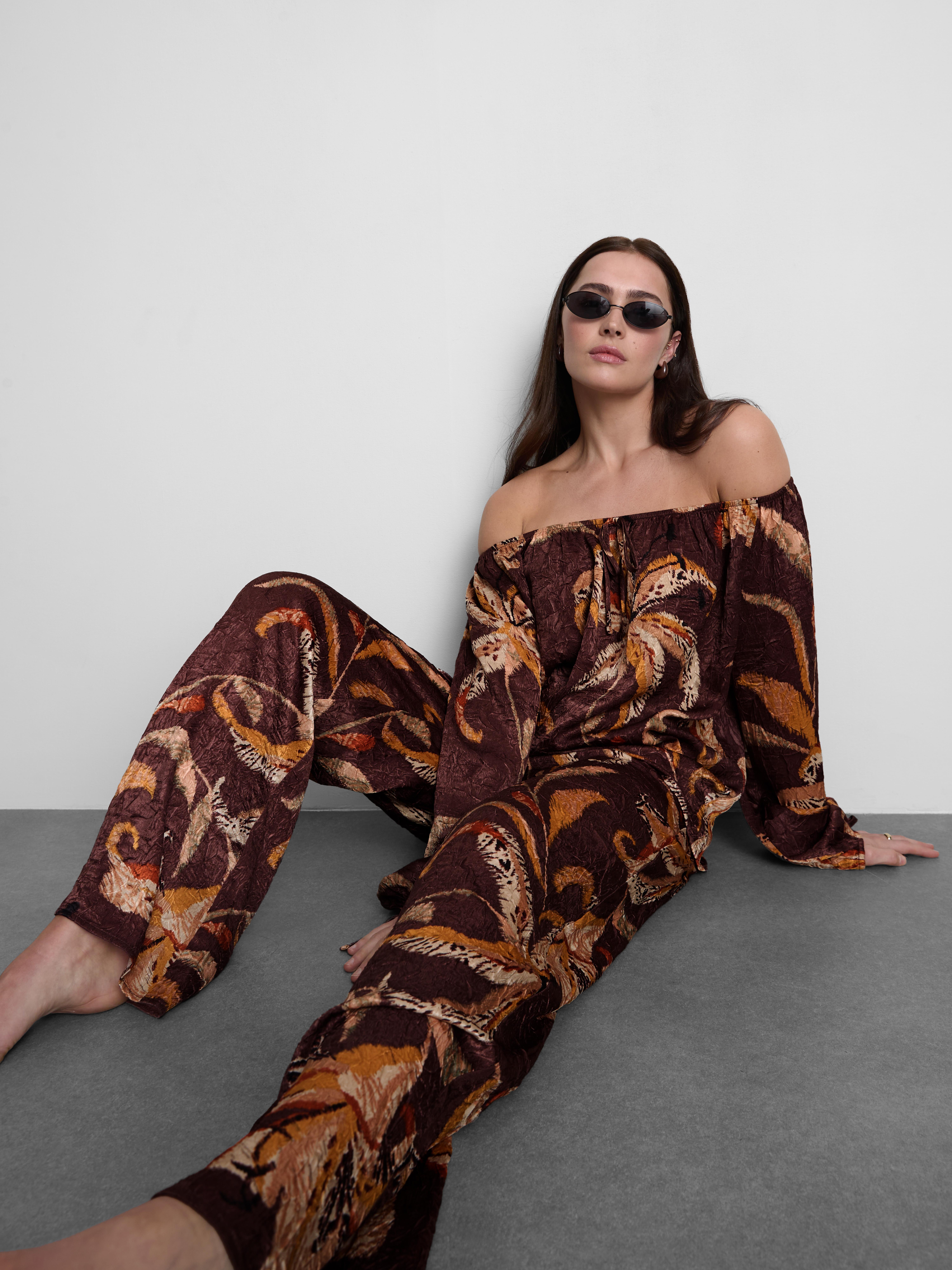 Gebloemde blouse van gekreukt satijn in Bardot-stijl