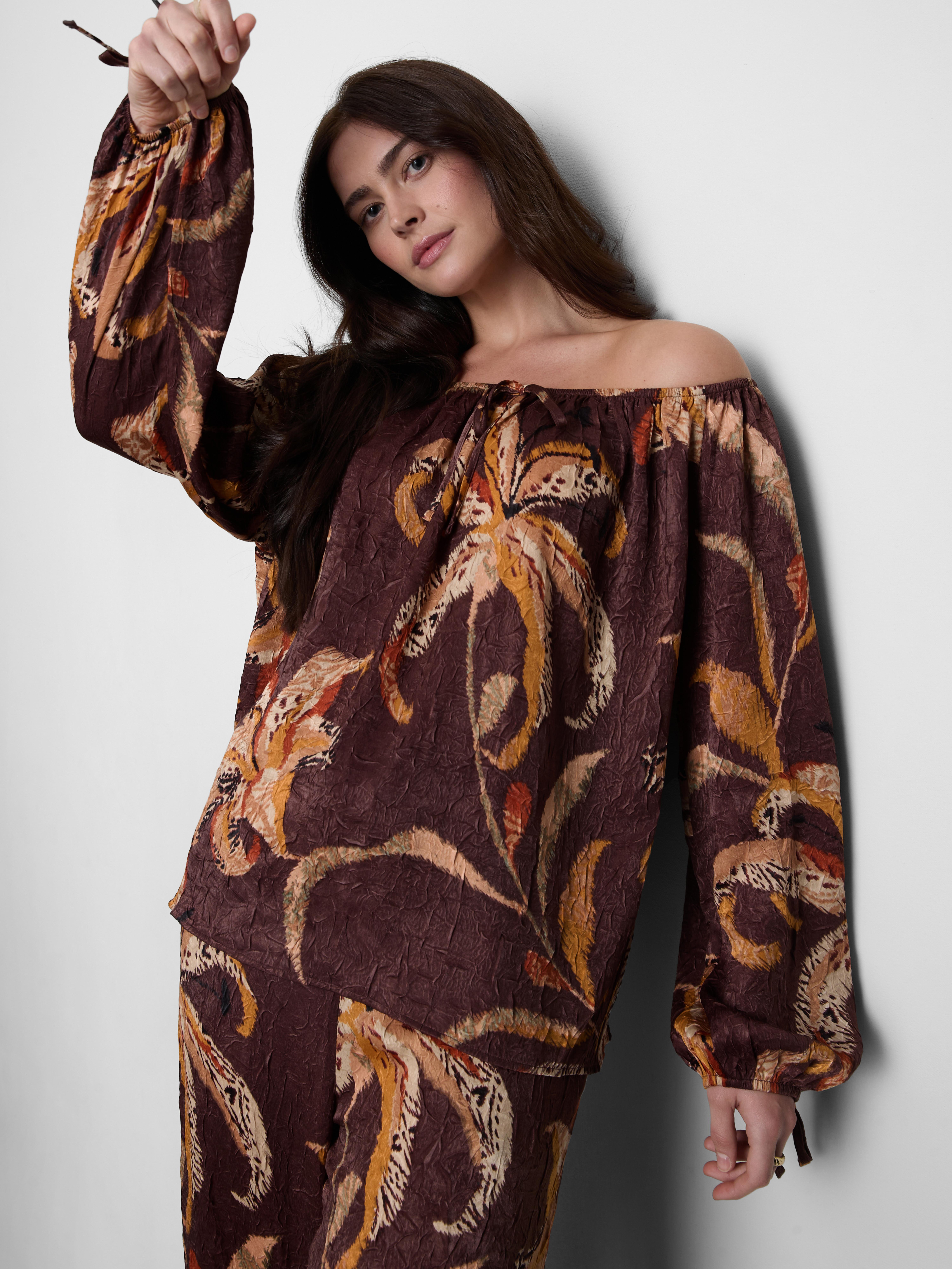 Gebloemde blouse van gekreukt satijn in Bardot-stijl