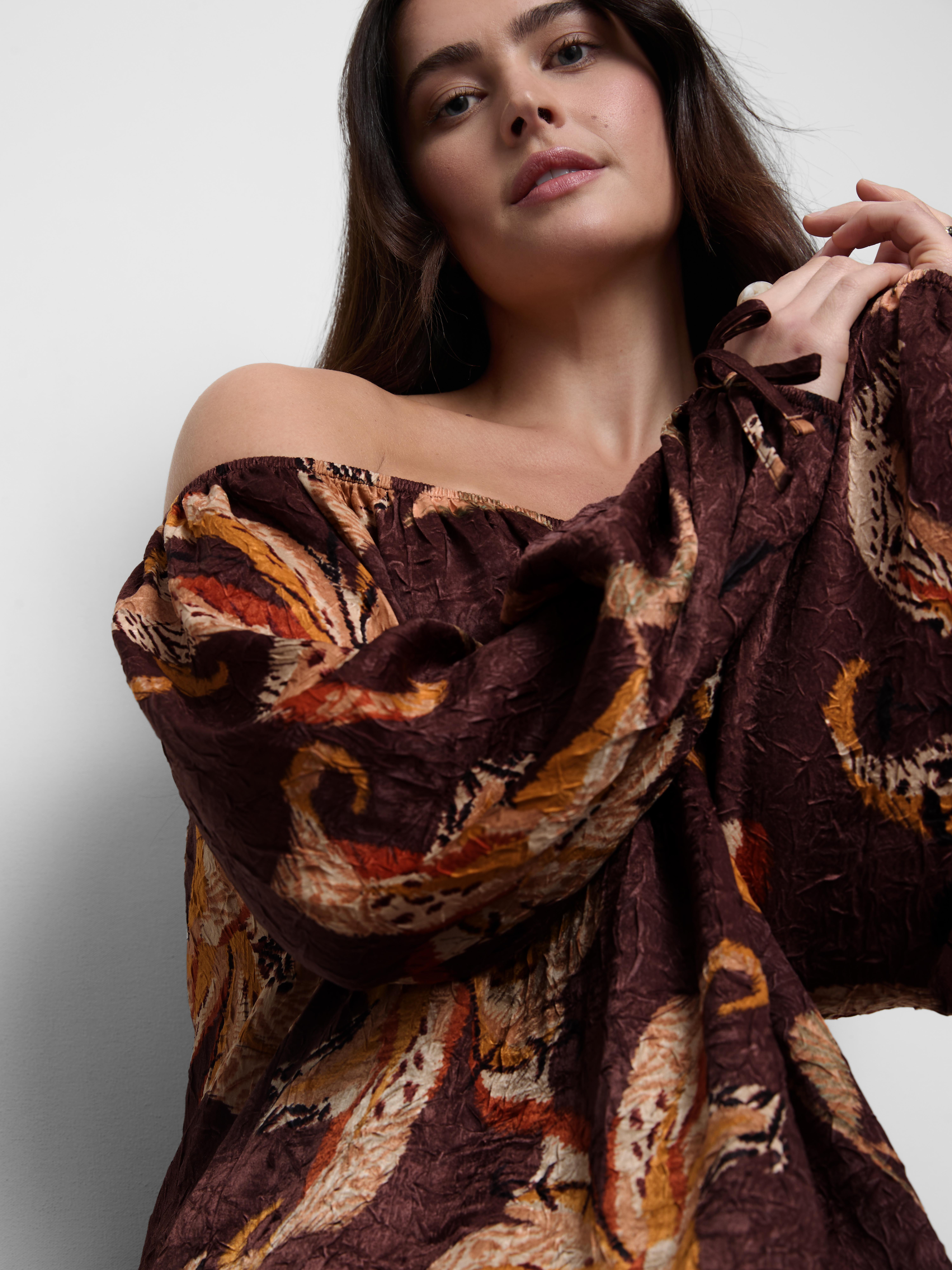Gebloemde blouse van gekreukt satijn in Bardot-stijl