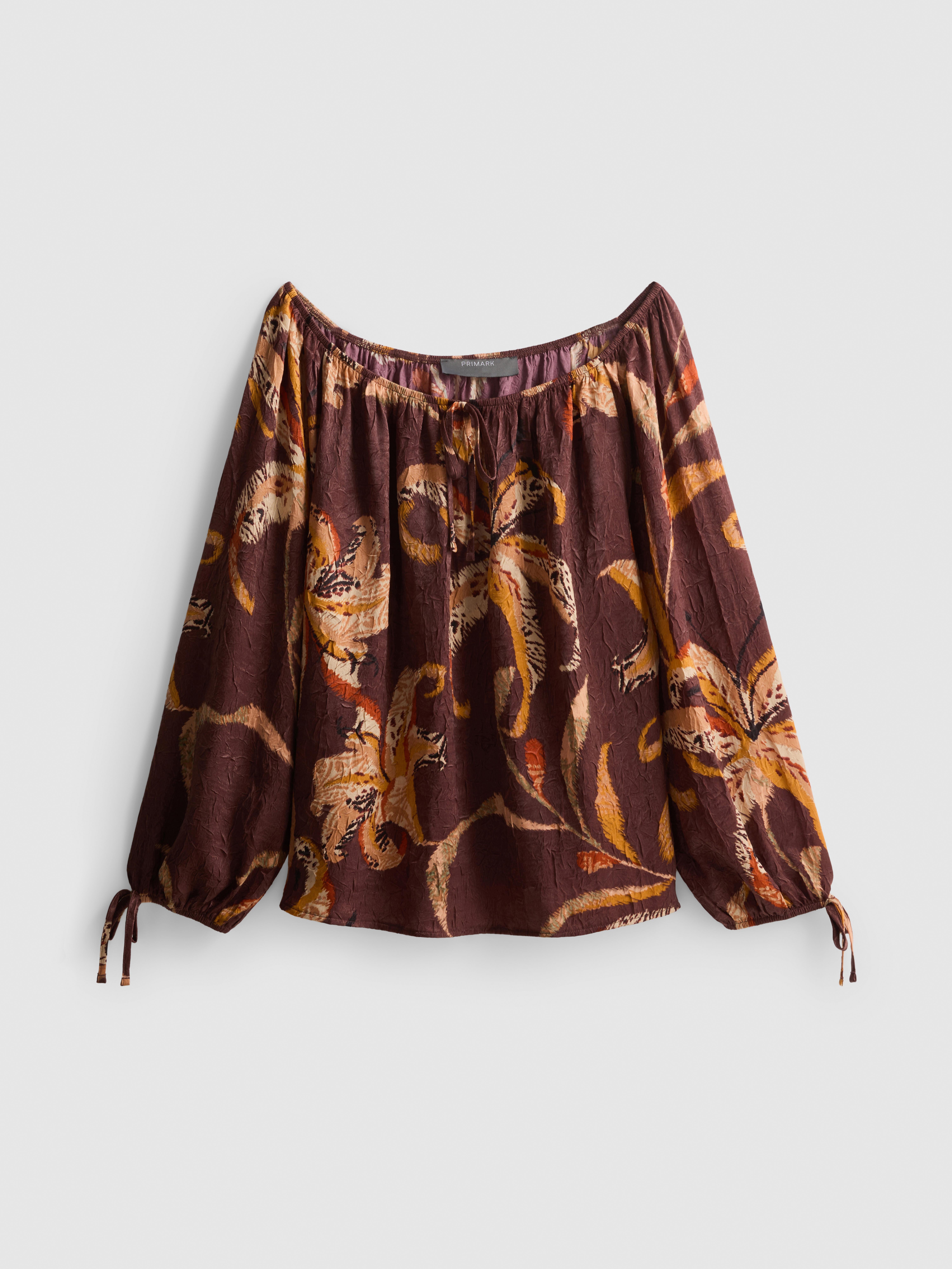 Gebloemde blouse van gekreukt satijn in Bardot-stijl
