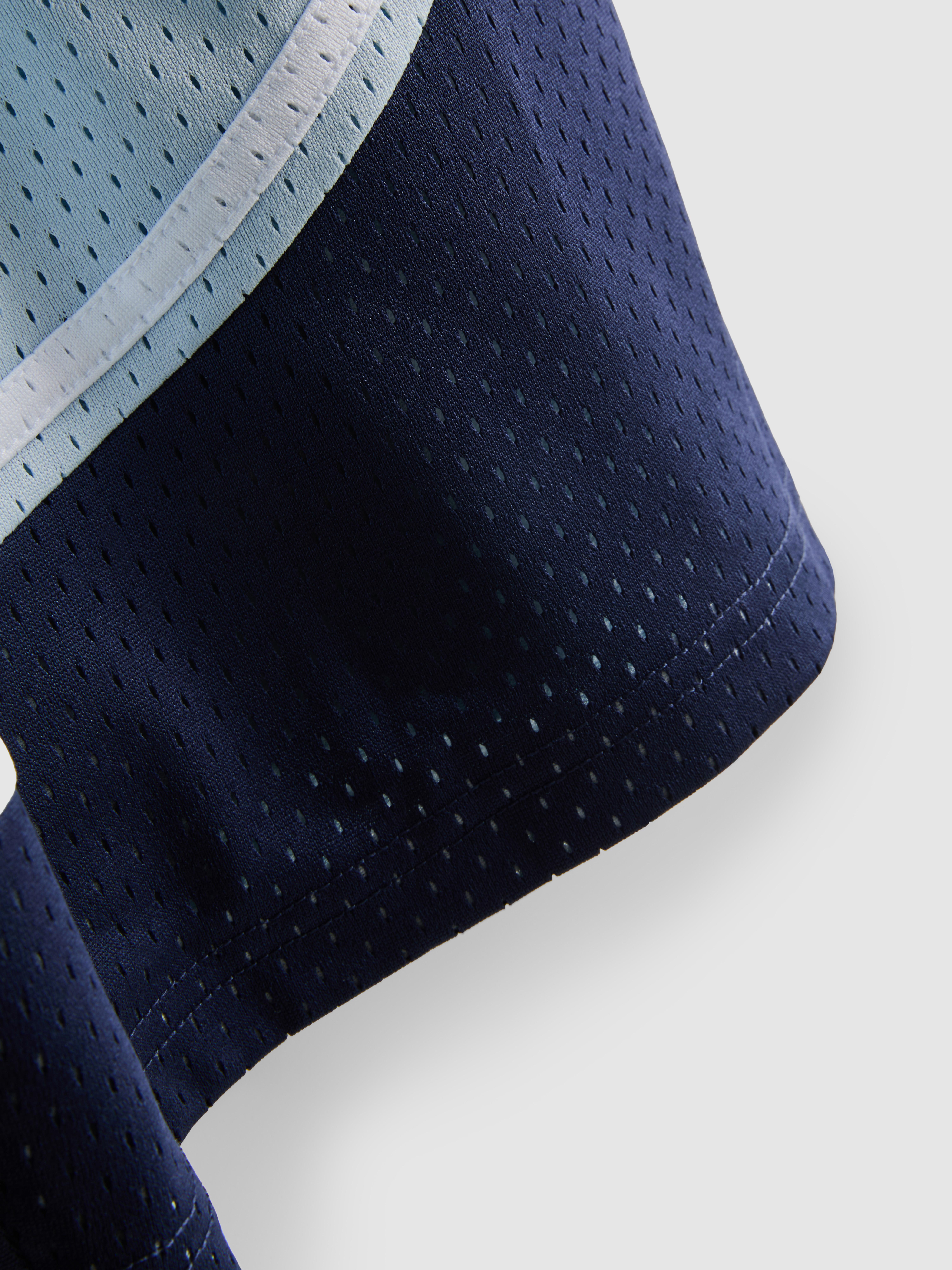 Sport-Shorts mit Netzeinsatz