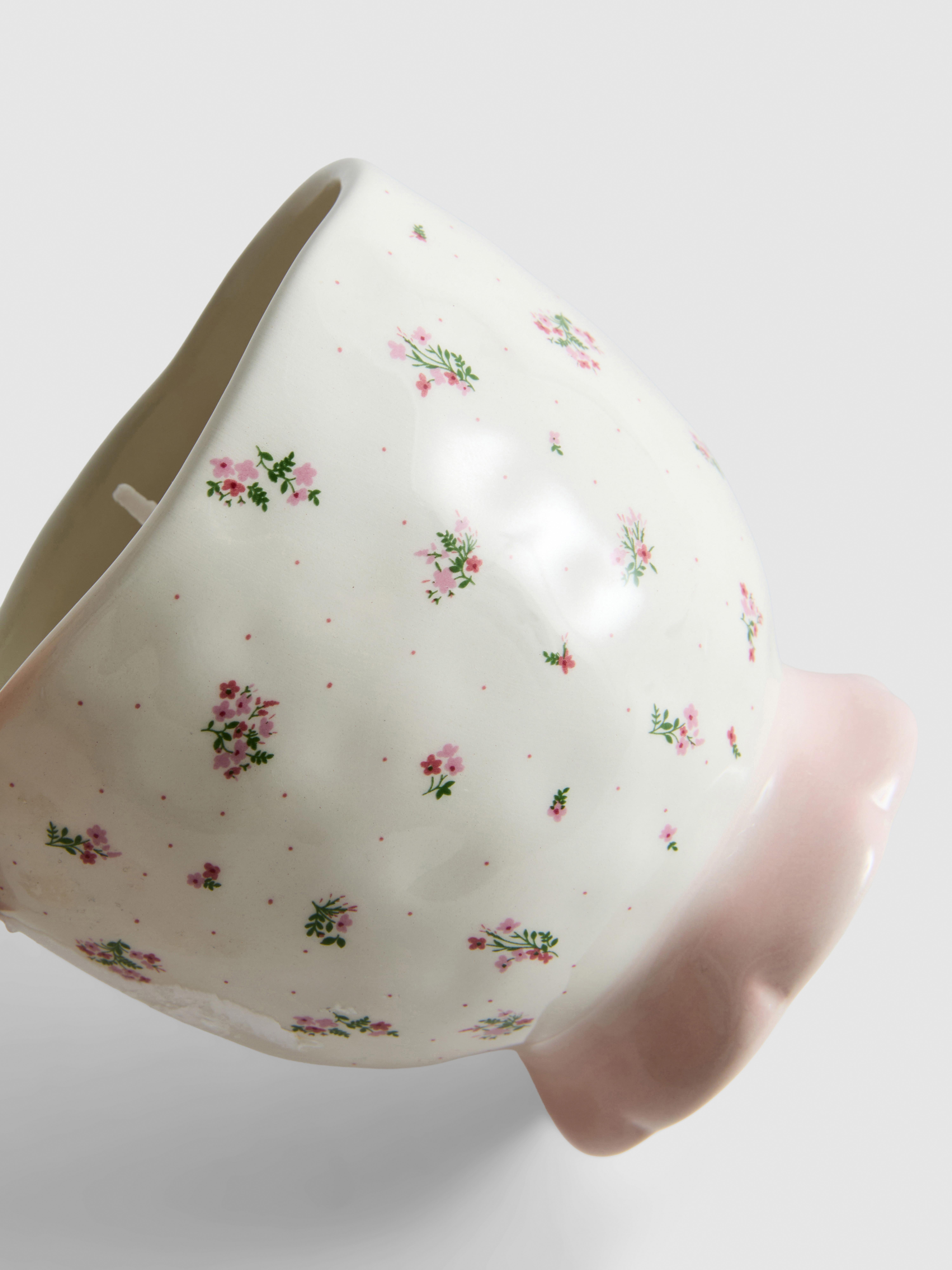 Vela en recipiente de cerámica con estampado floral