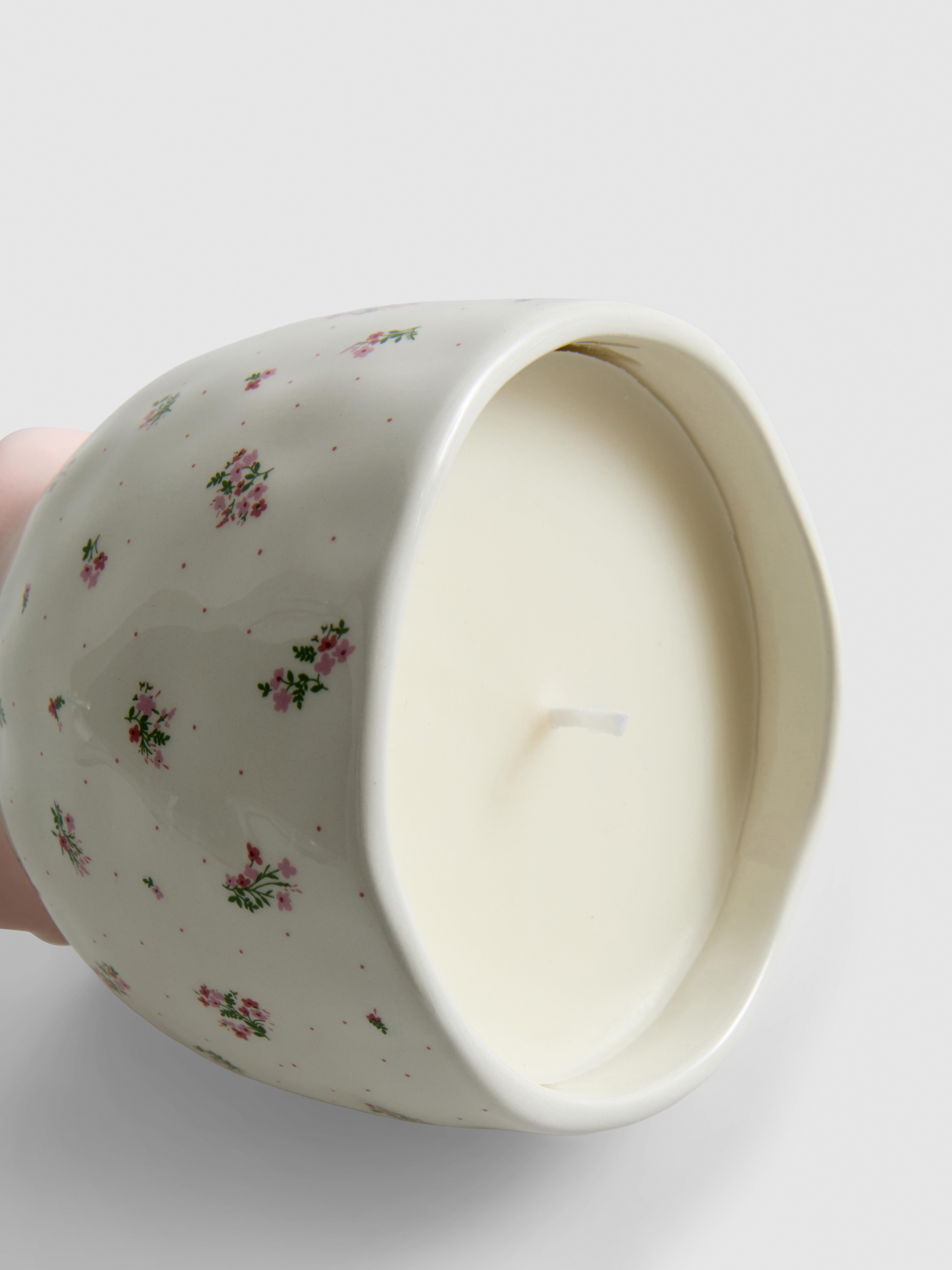 Vela en recipiente de cerámica con estampado floral
