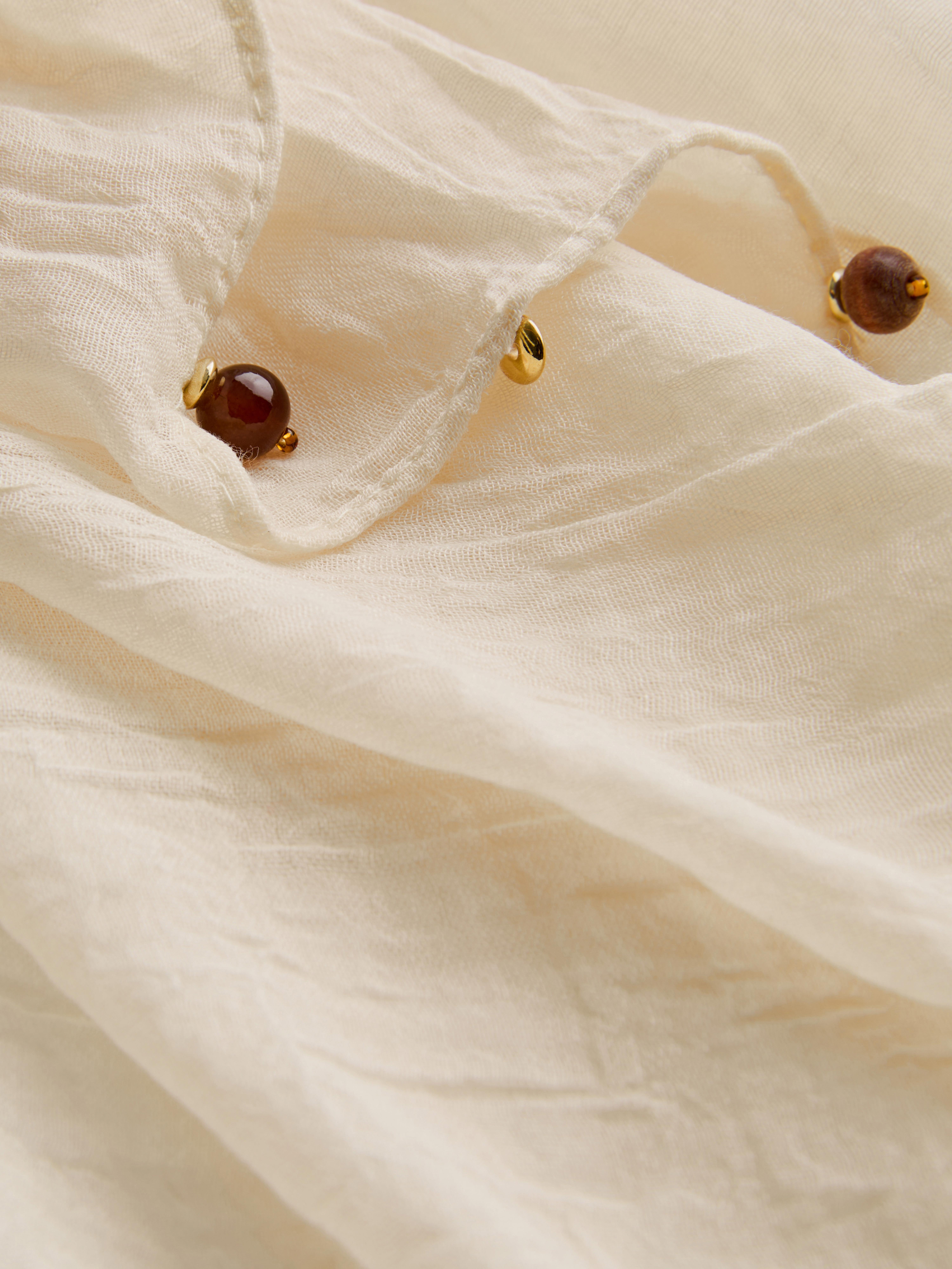 Foulard léger orné de perles