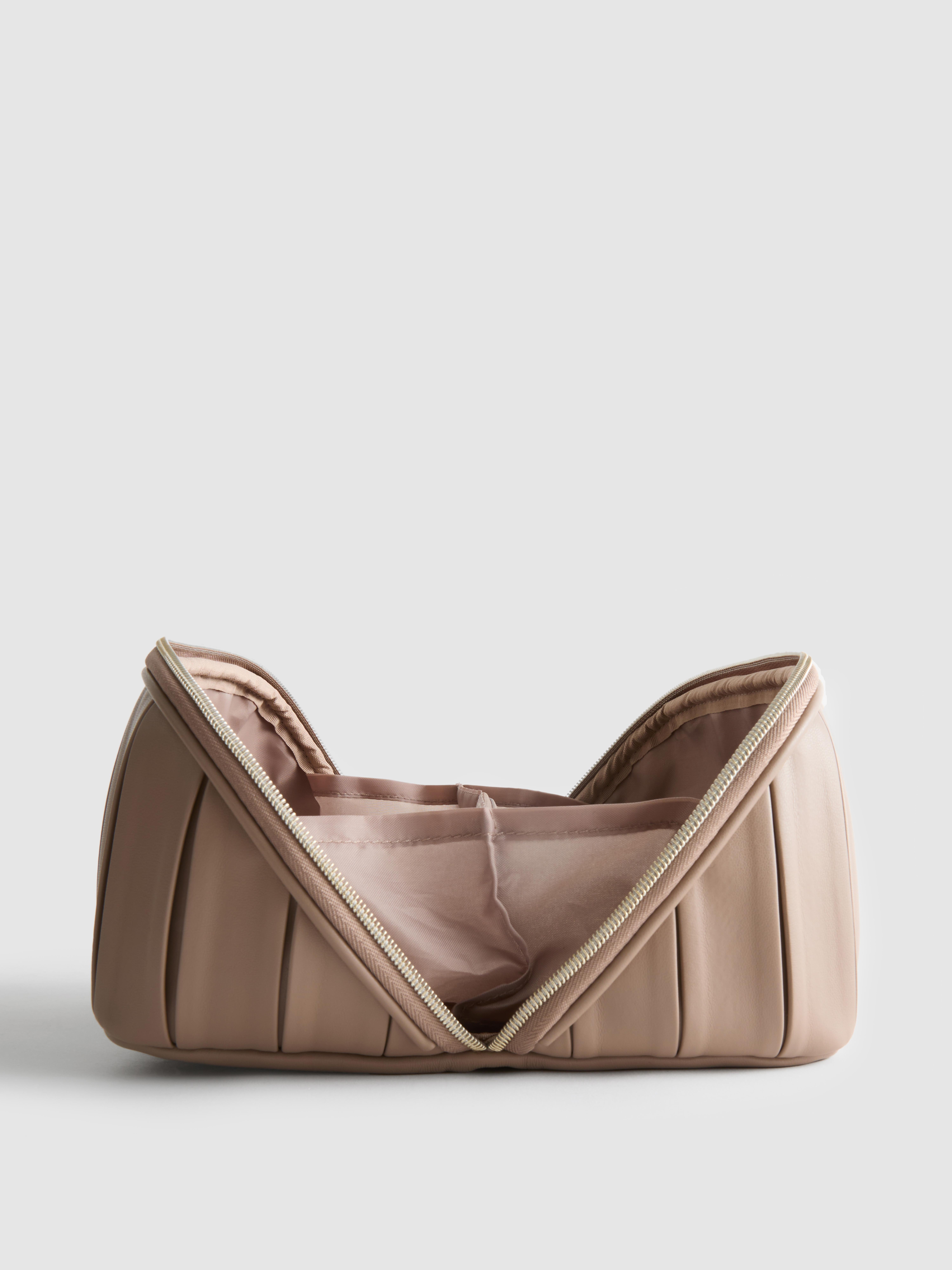 Neceser con detalle de inicial