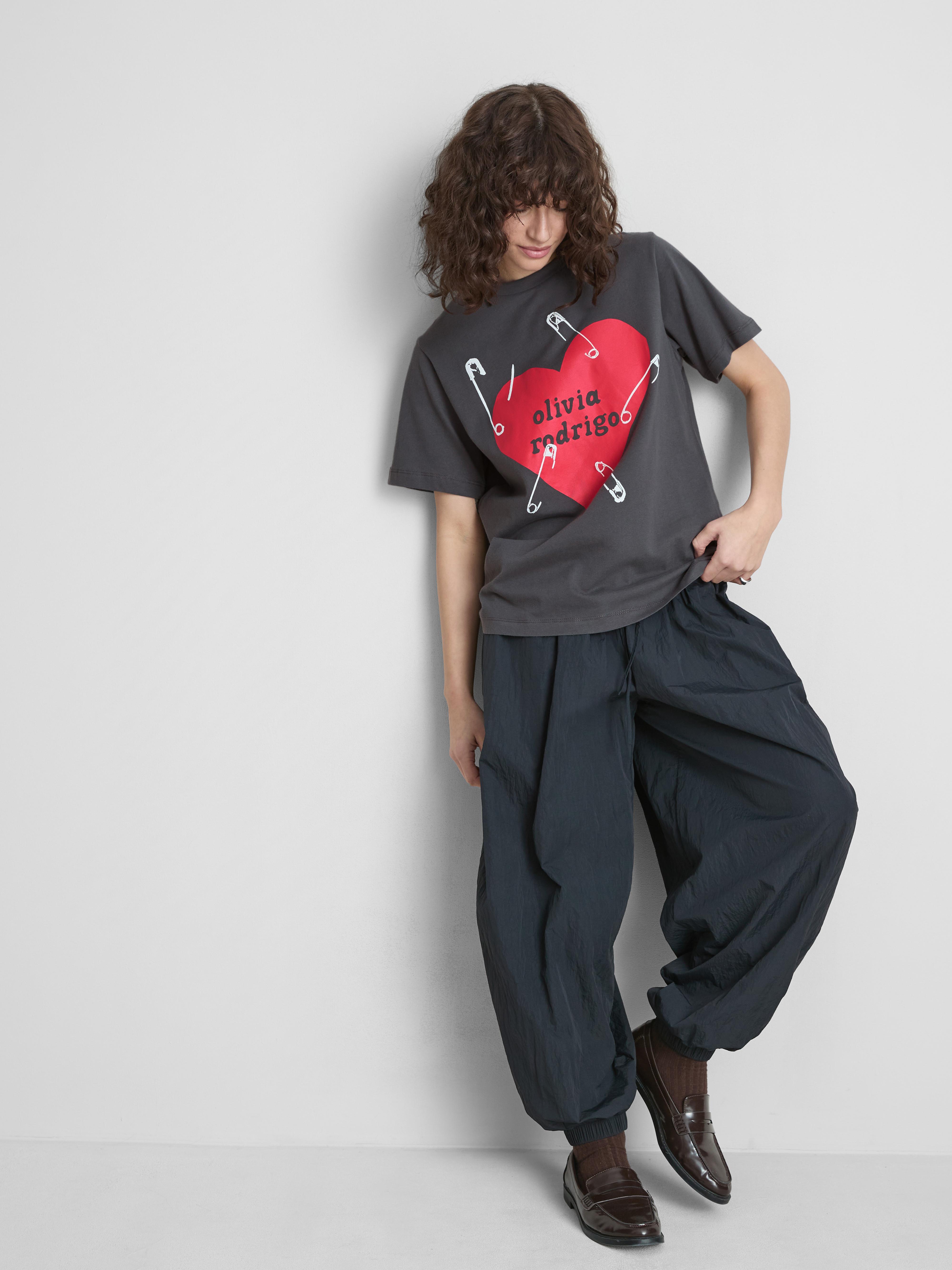 T-Shirt mit „Olivia Rodrigo“ Grafik