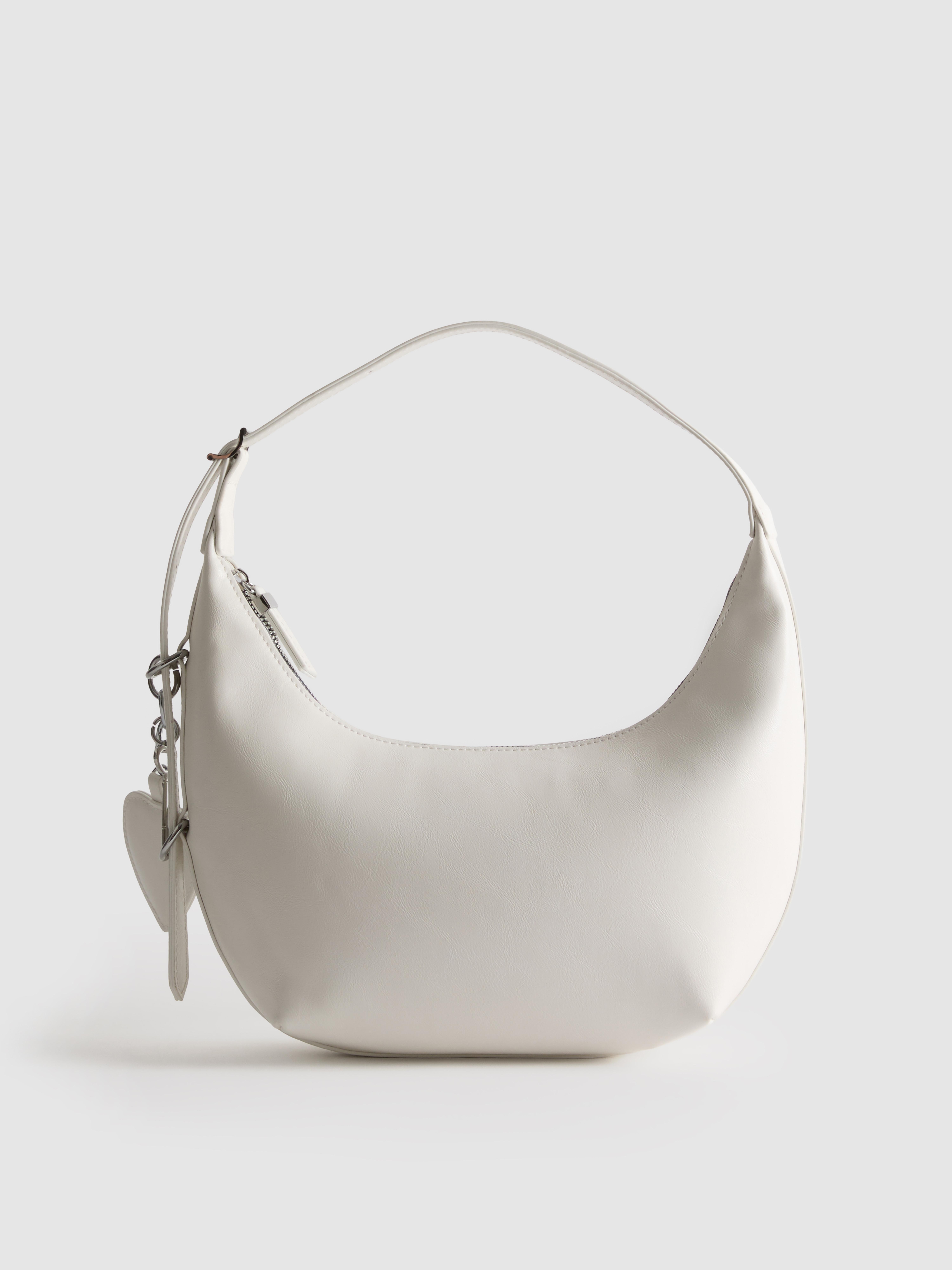 Schultertasche mit Herzanhänger