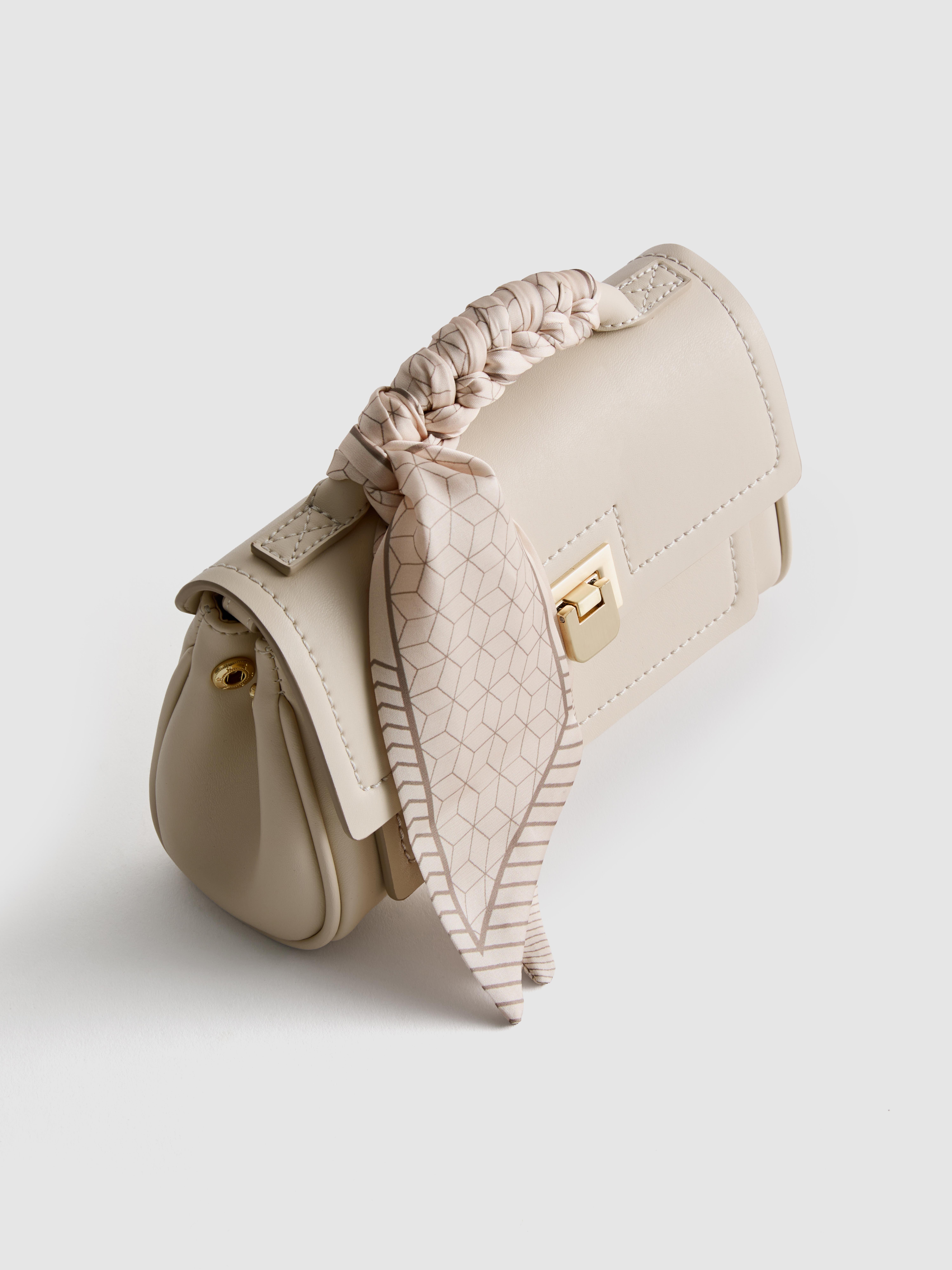 Sac à bandoulière et finition foulard