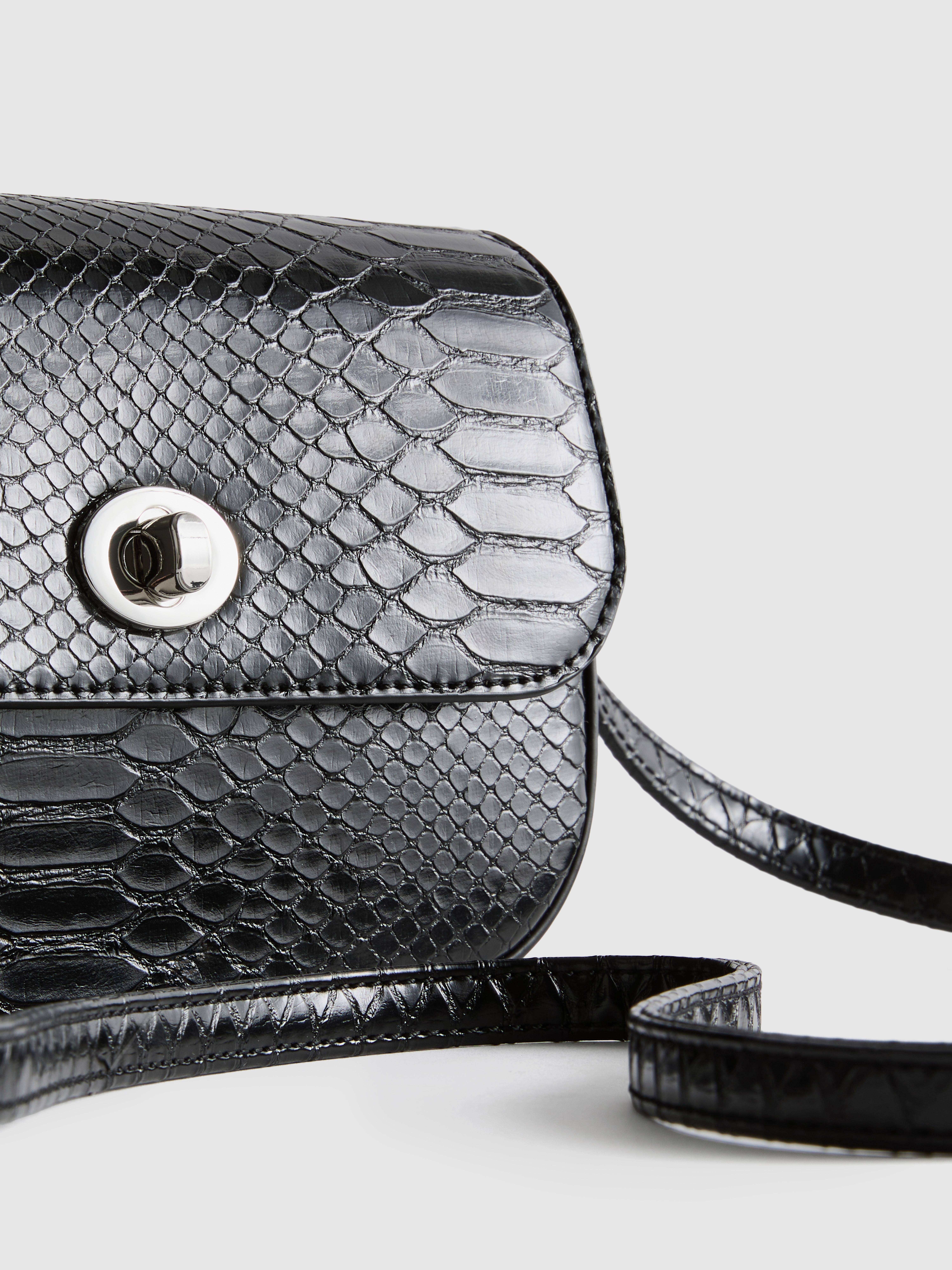 Malá textúrovaná crossbody kabelka