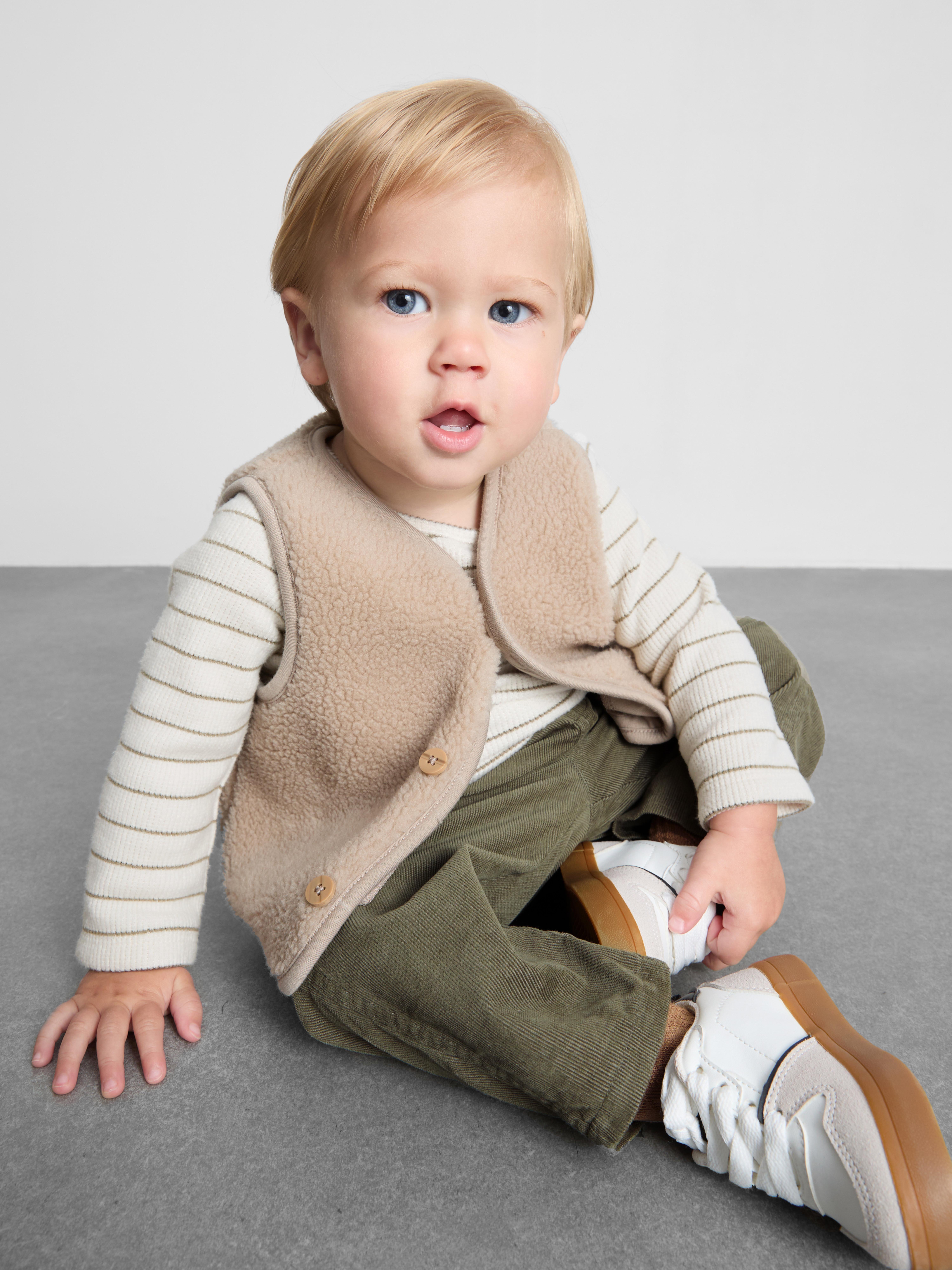 0-18mths | 3-Piece Long Sleeve T-Shirt, Pants and Sleeveless Jacket Newborn Set