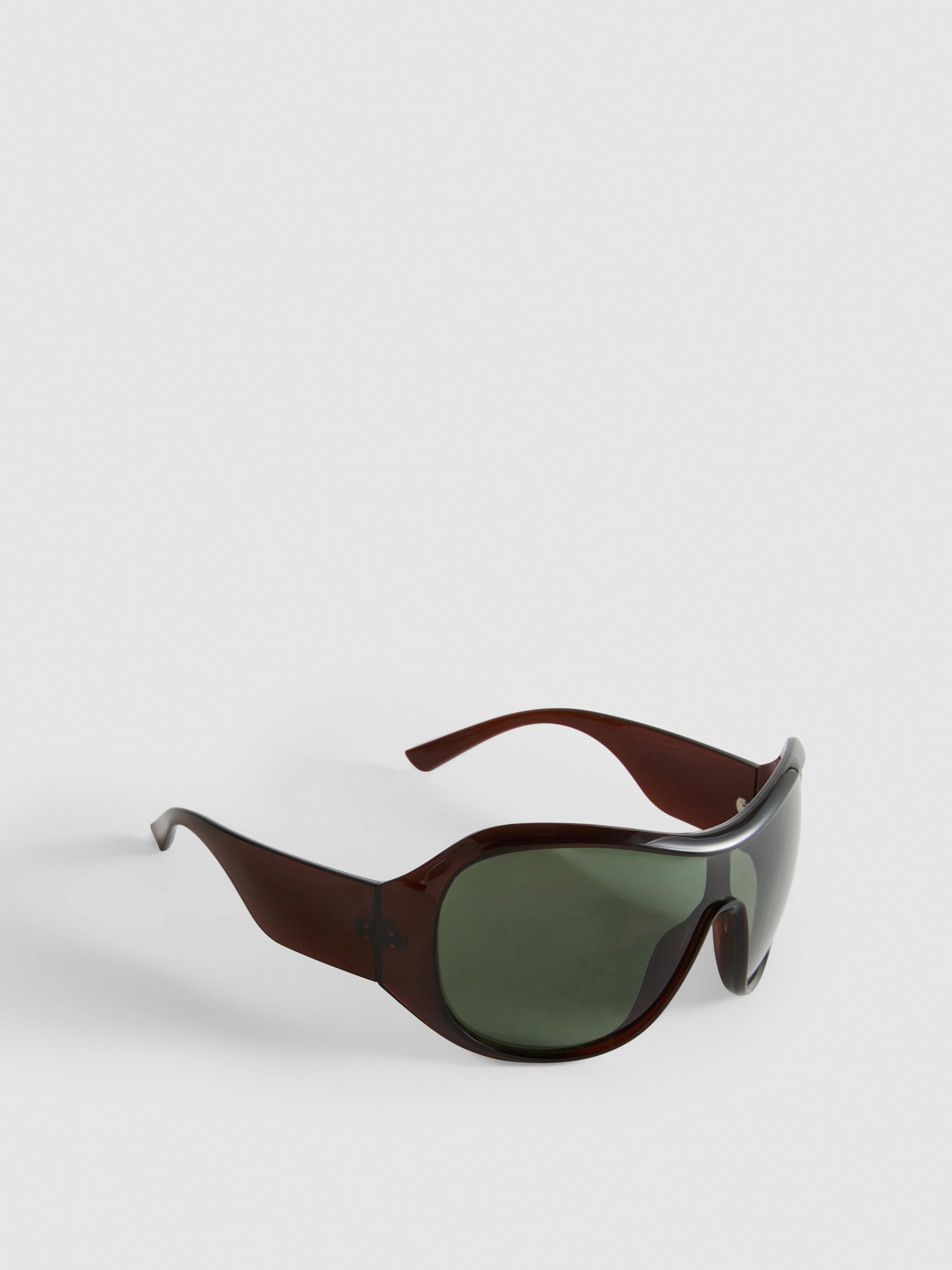 Lunettes de soleil enveloppantes