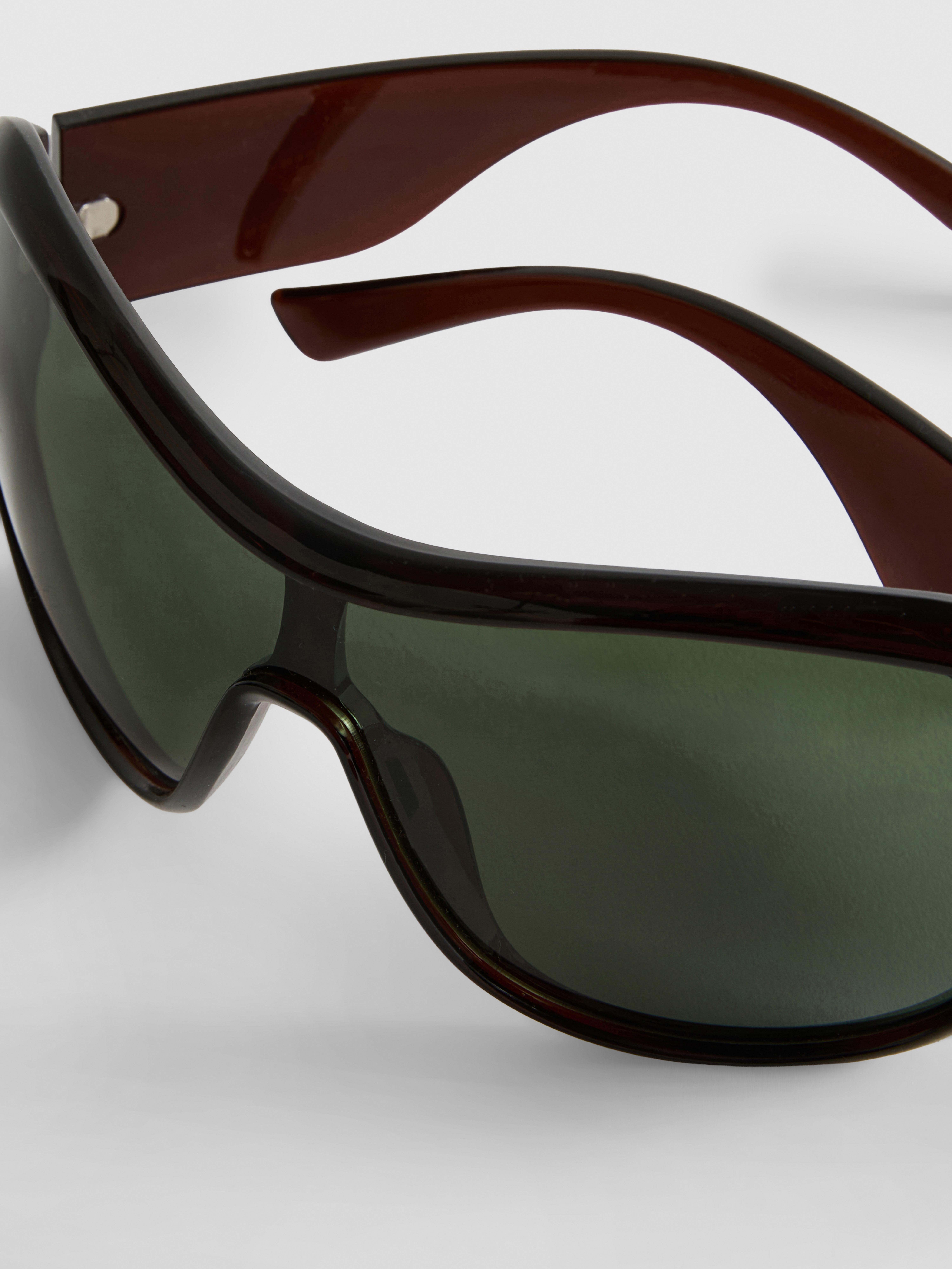 Lunettes de soleil enveloppantes
