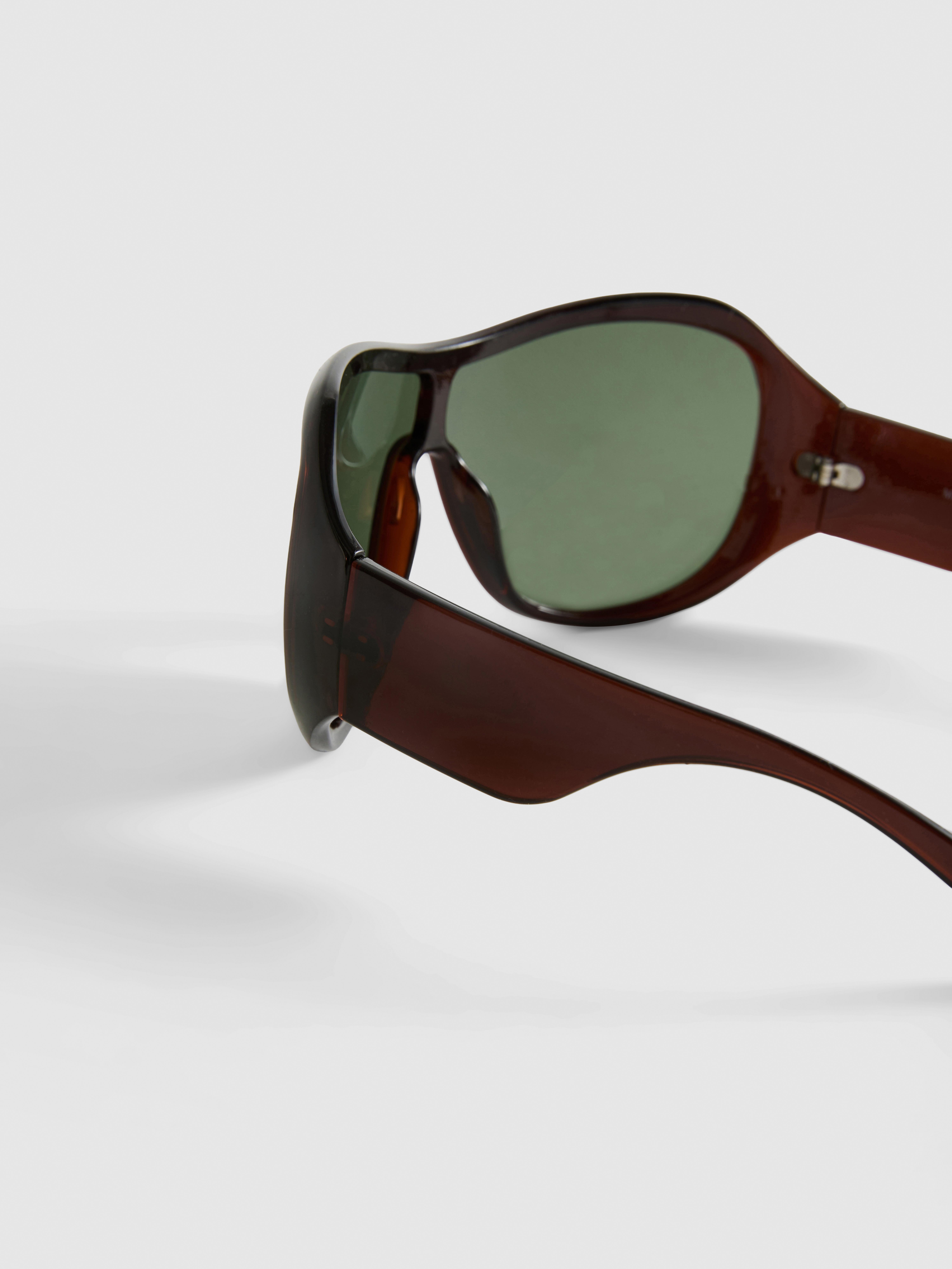 Lunettes de soleil enveloppantes