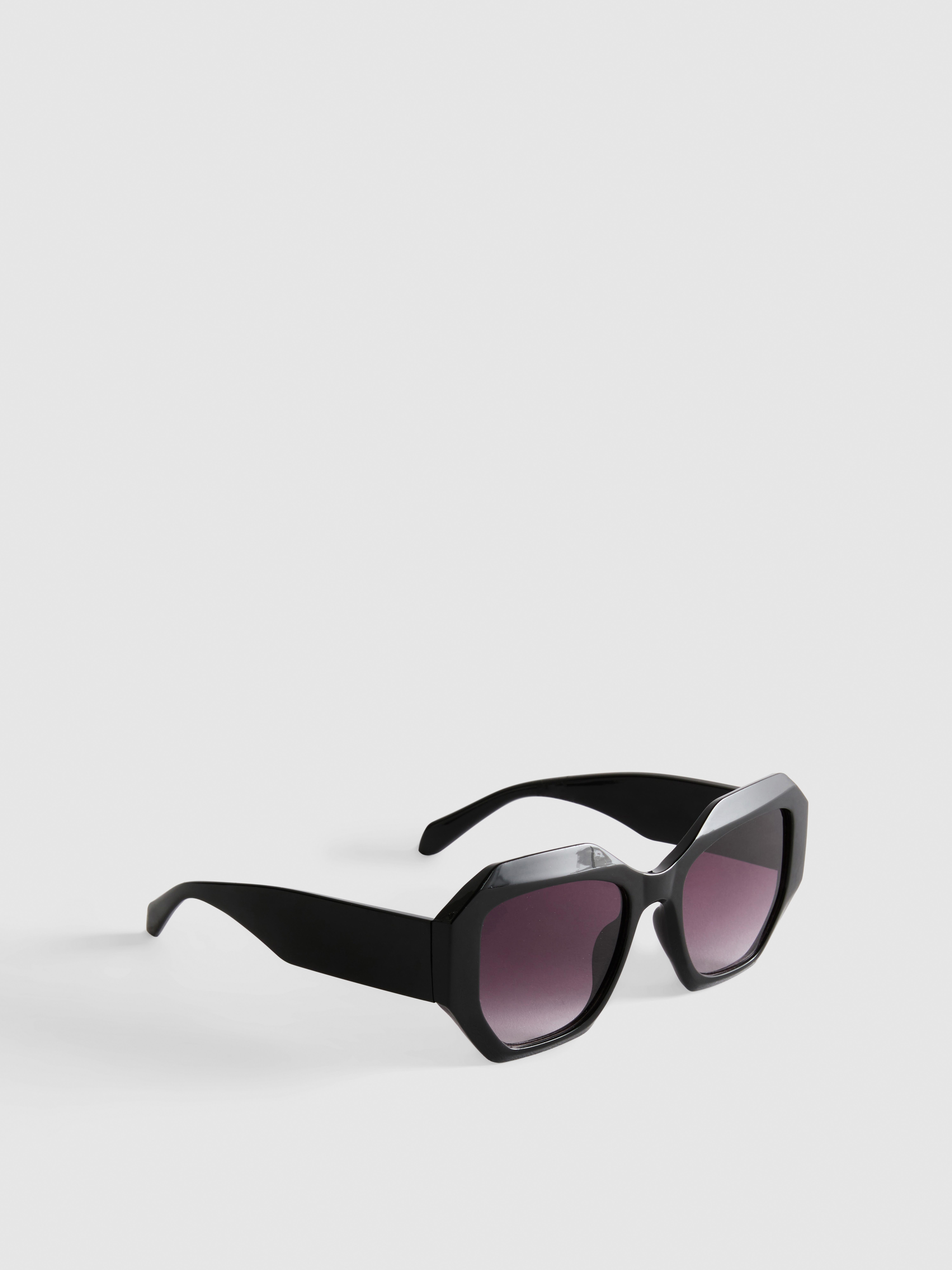 Lunettes de soleil à monture angulaire