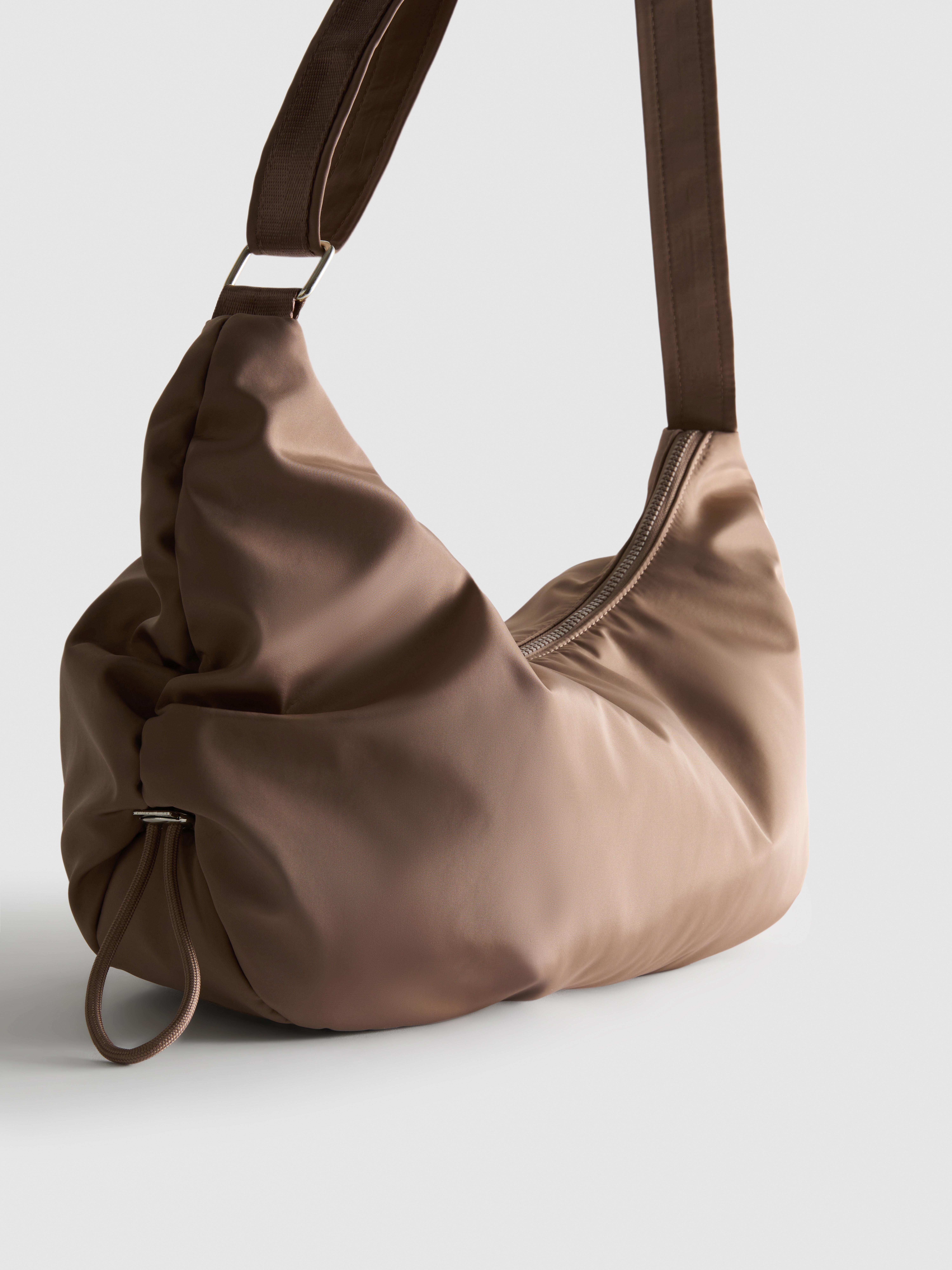 Schultertasche mit Raffung