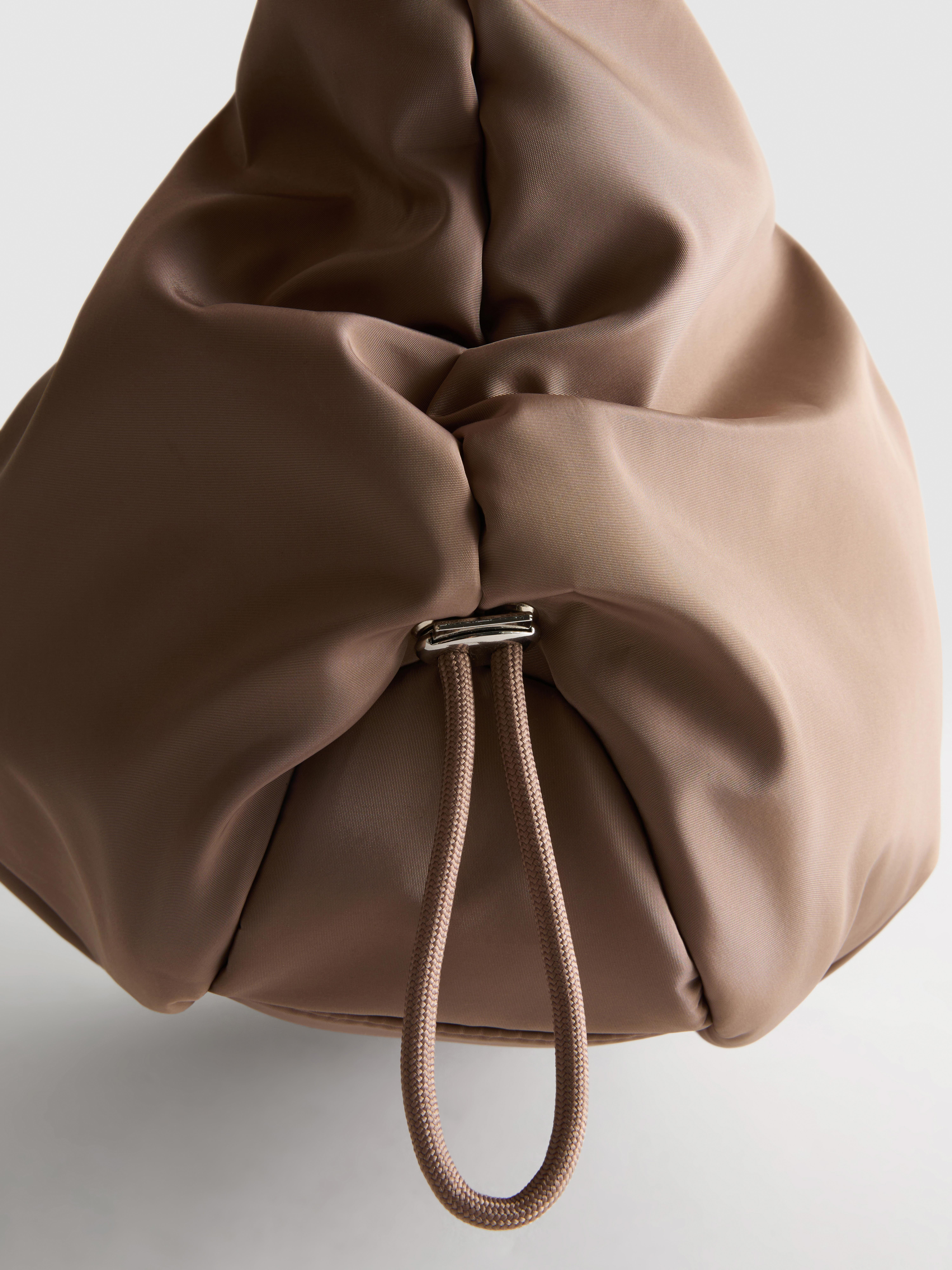 Schultertasche mit Raffung