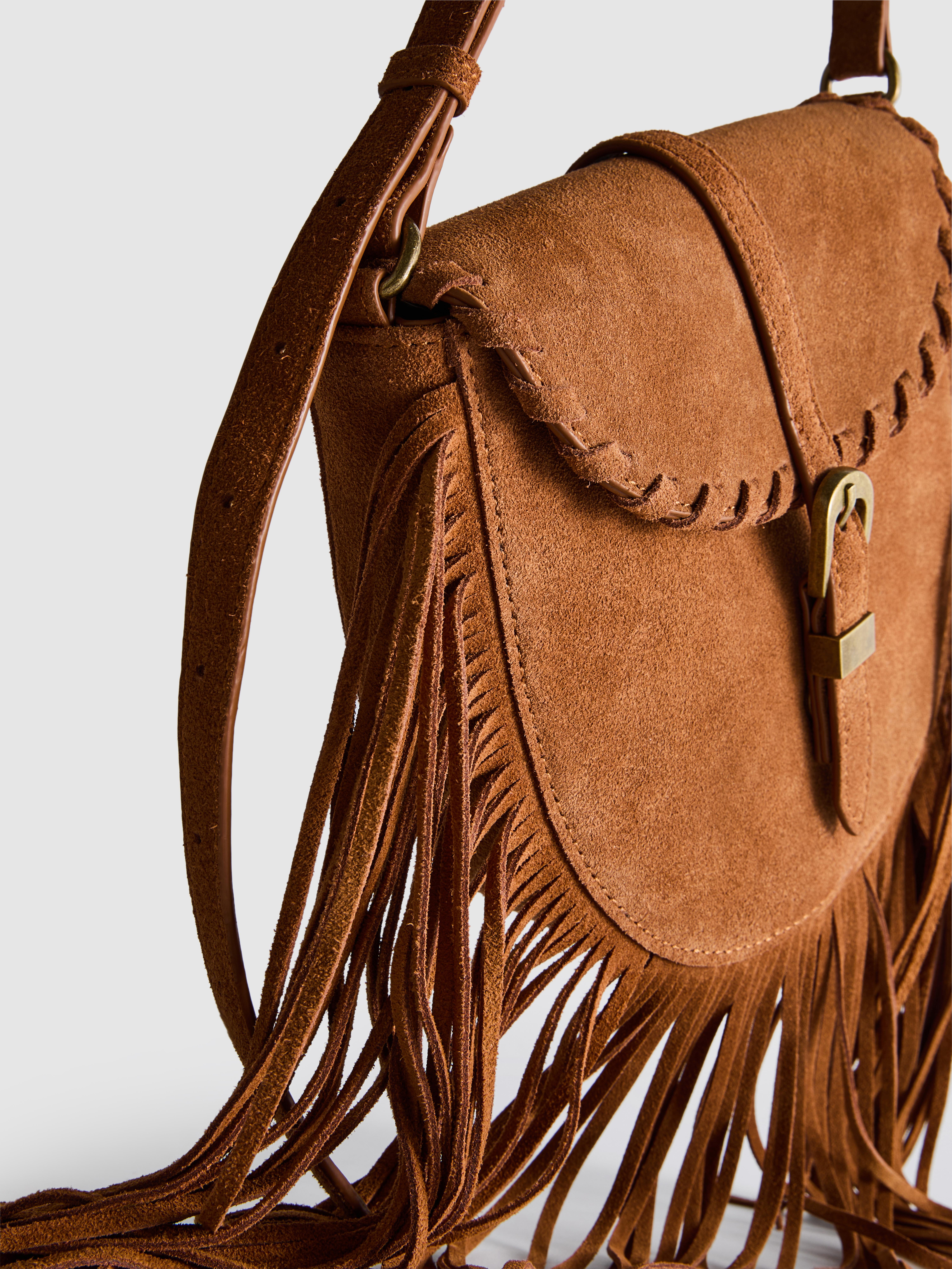 Bolso saddle con flecos de Paula Echevarría