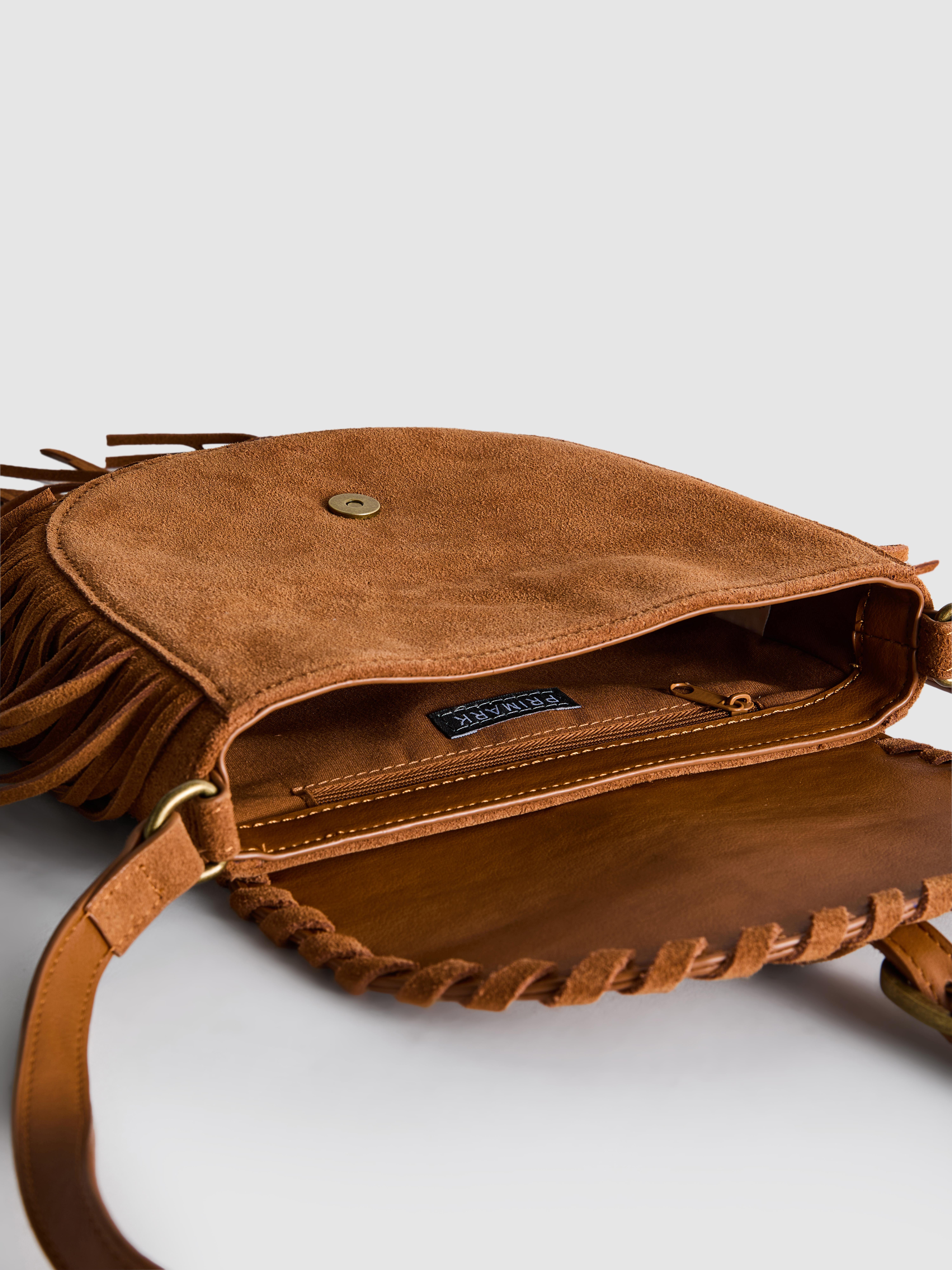 Bolso saddle con flecos de Paula Echevarría