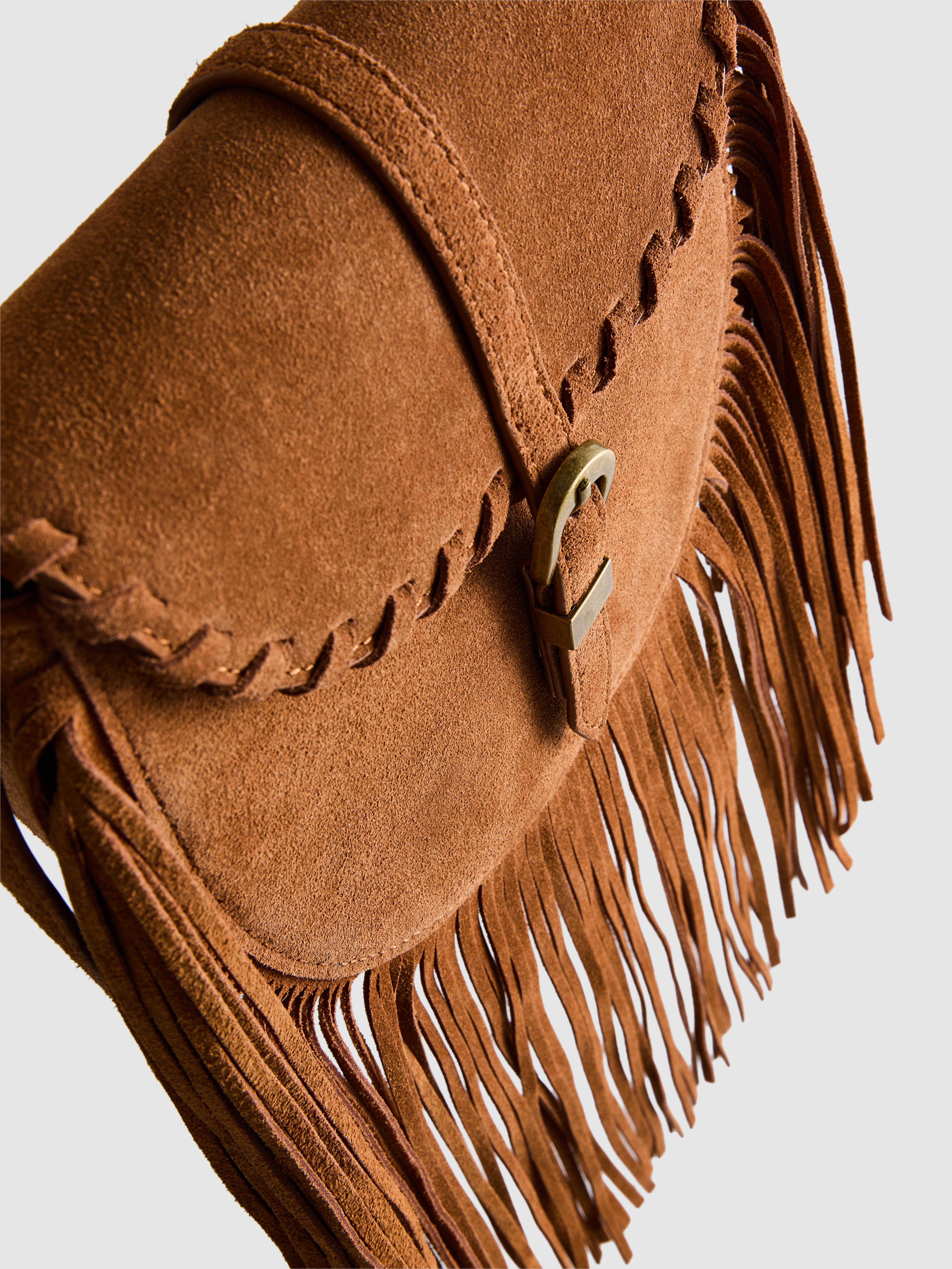 Bolso saddle con flecos de Paula Echevarría