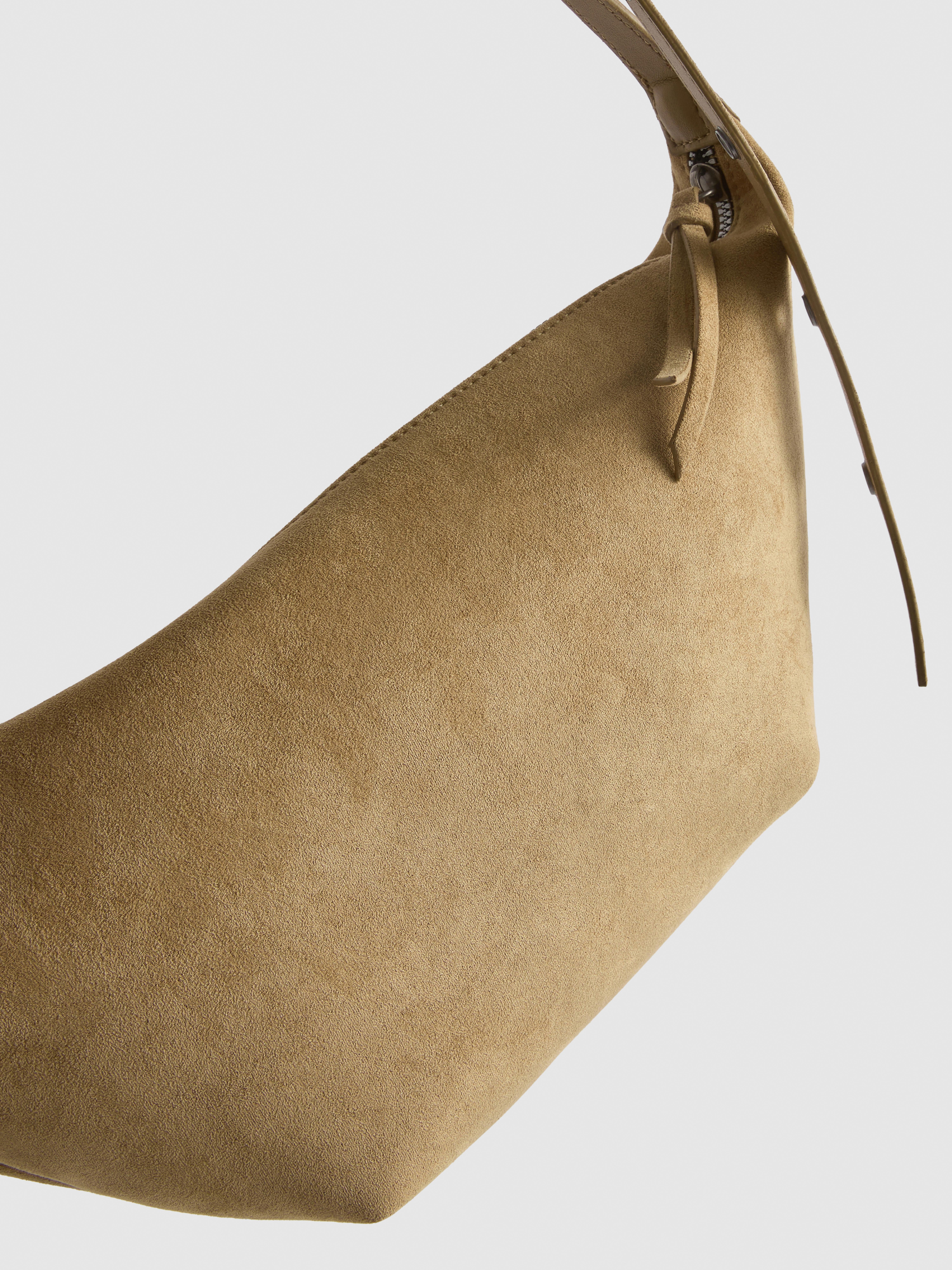 Schultertasche mit Nieten