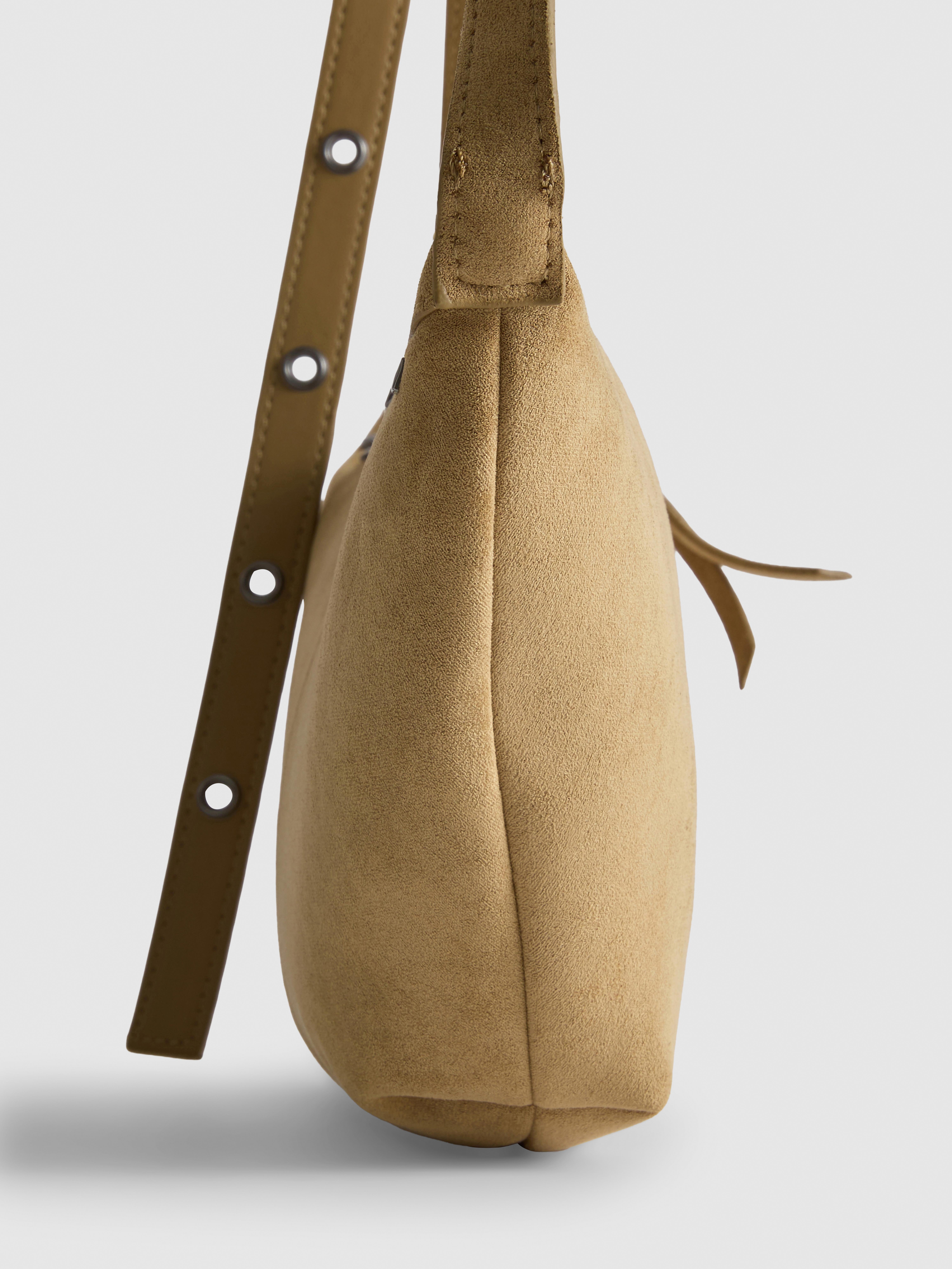 Schultertasche mit Nieten