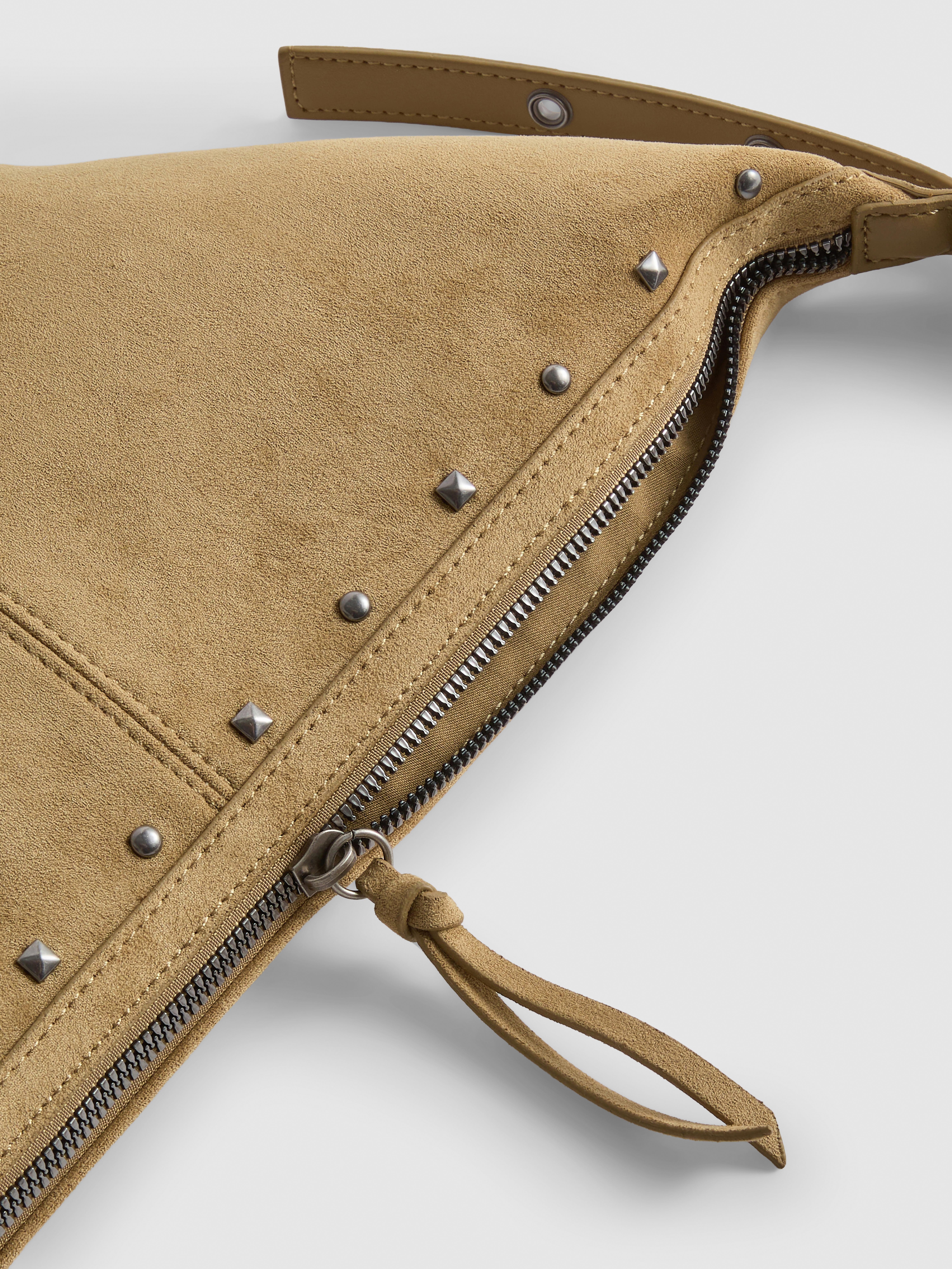 Schultertasche mit Nieten